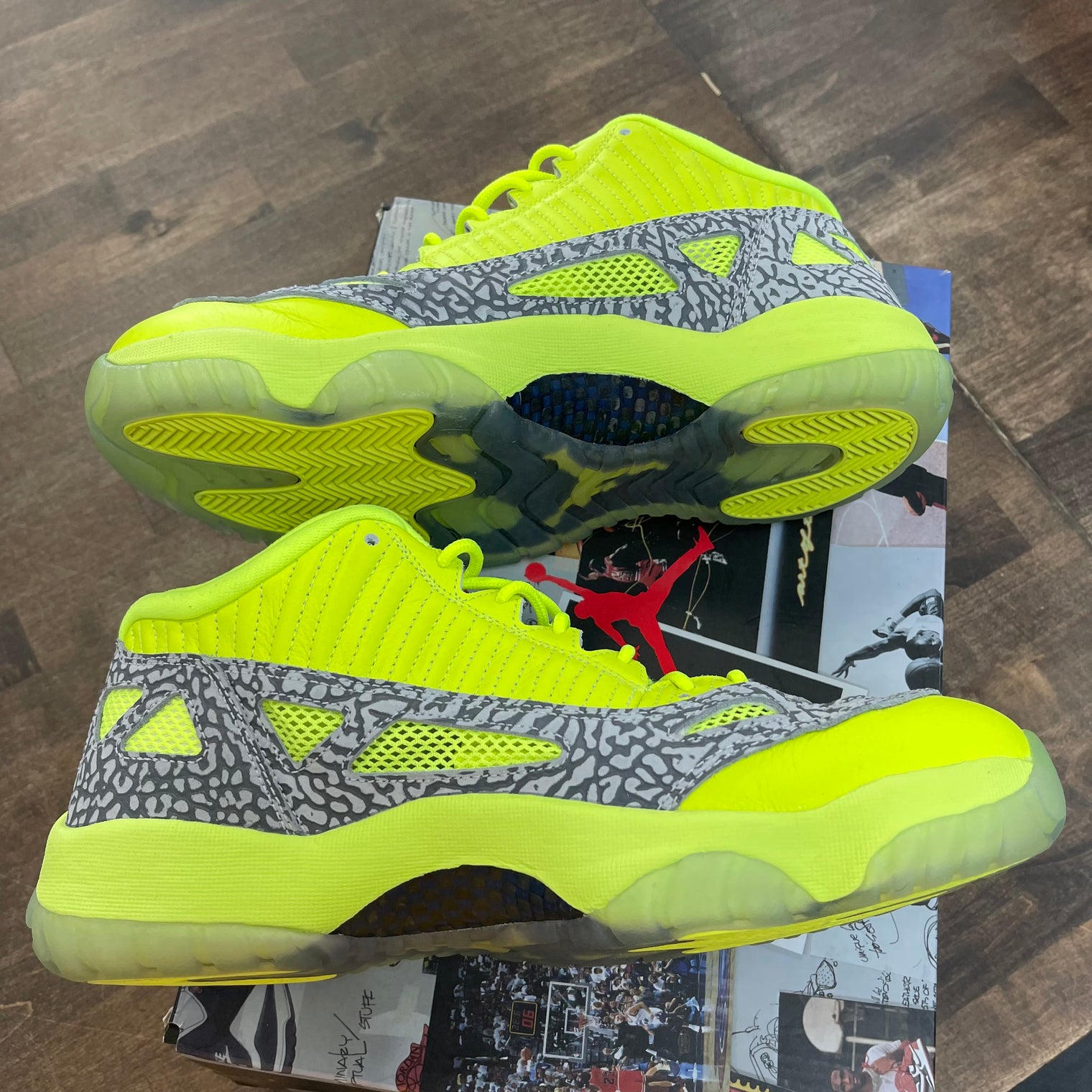 Volt Jordan 11 Low IE (USED)