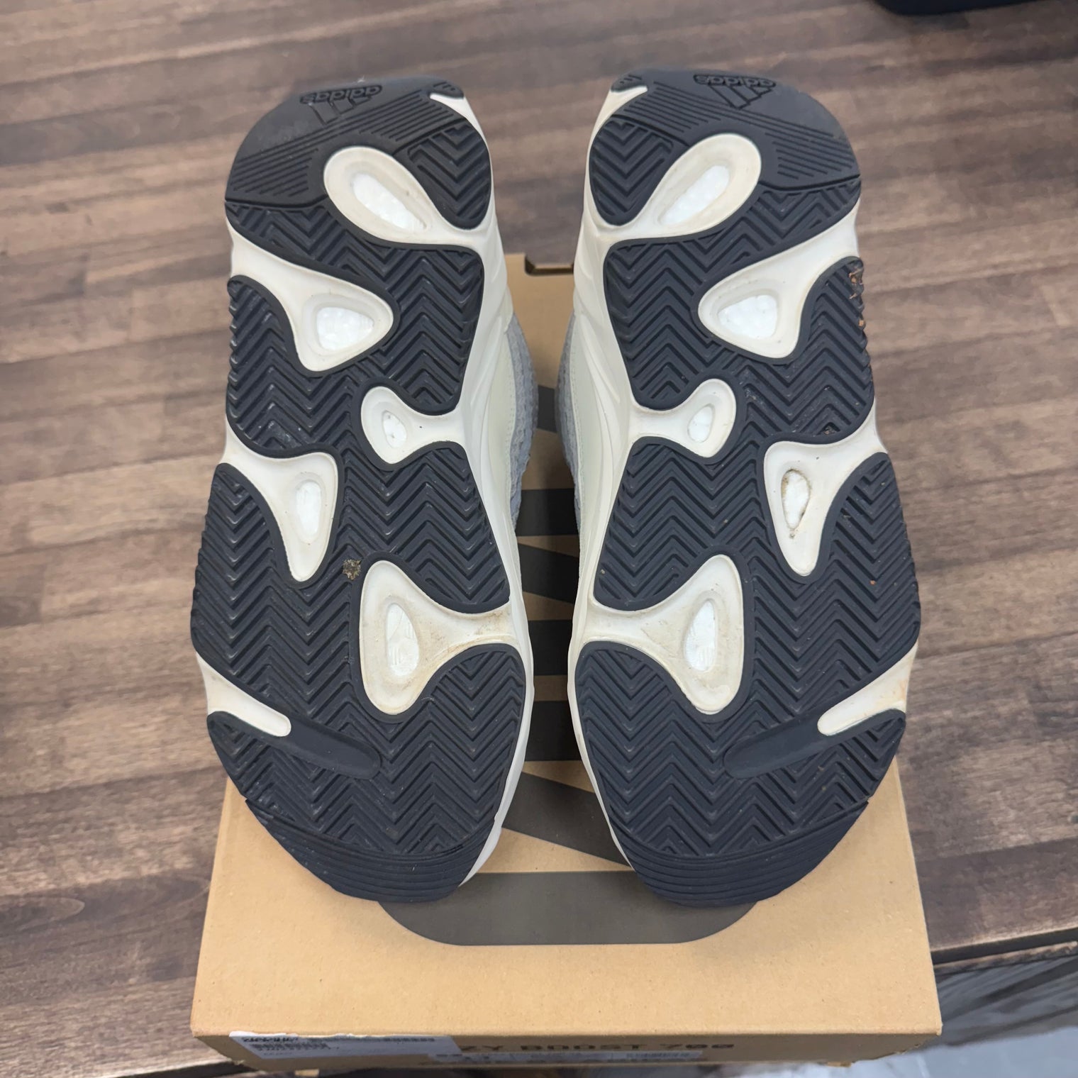 Static Yeezy 700 V2 (USED)