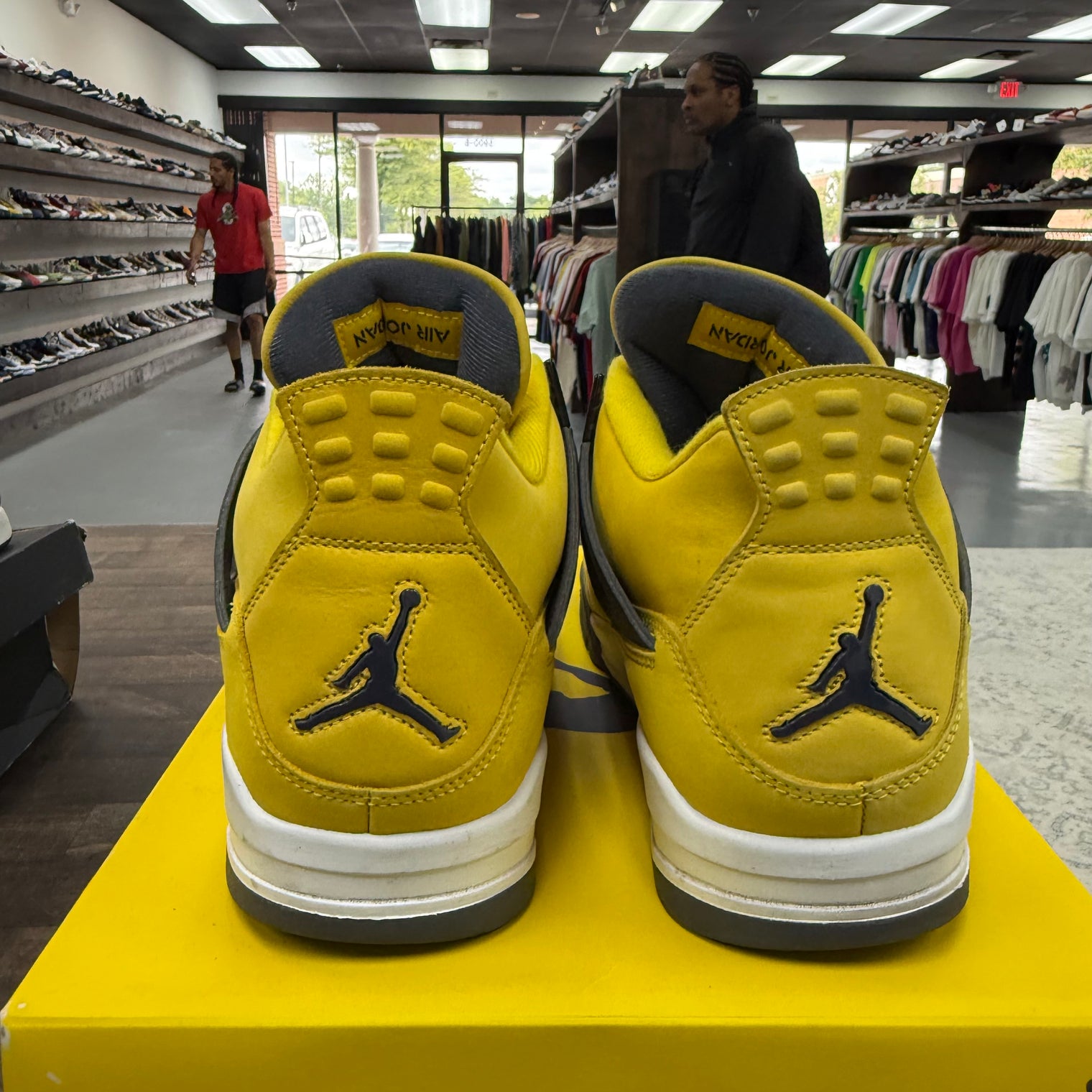 Lightning Jordan 4 Retro (USED)