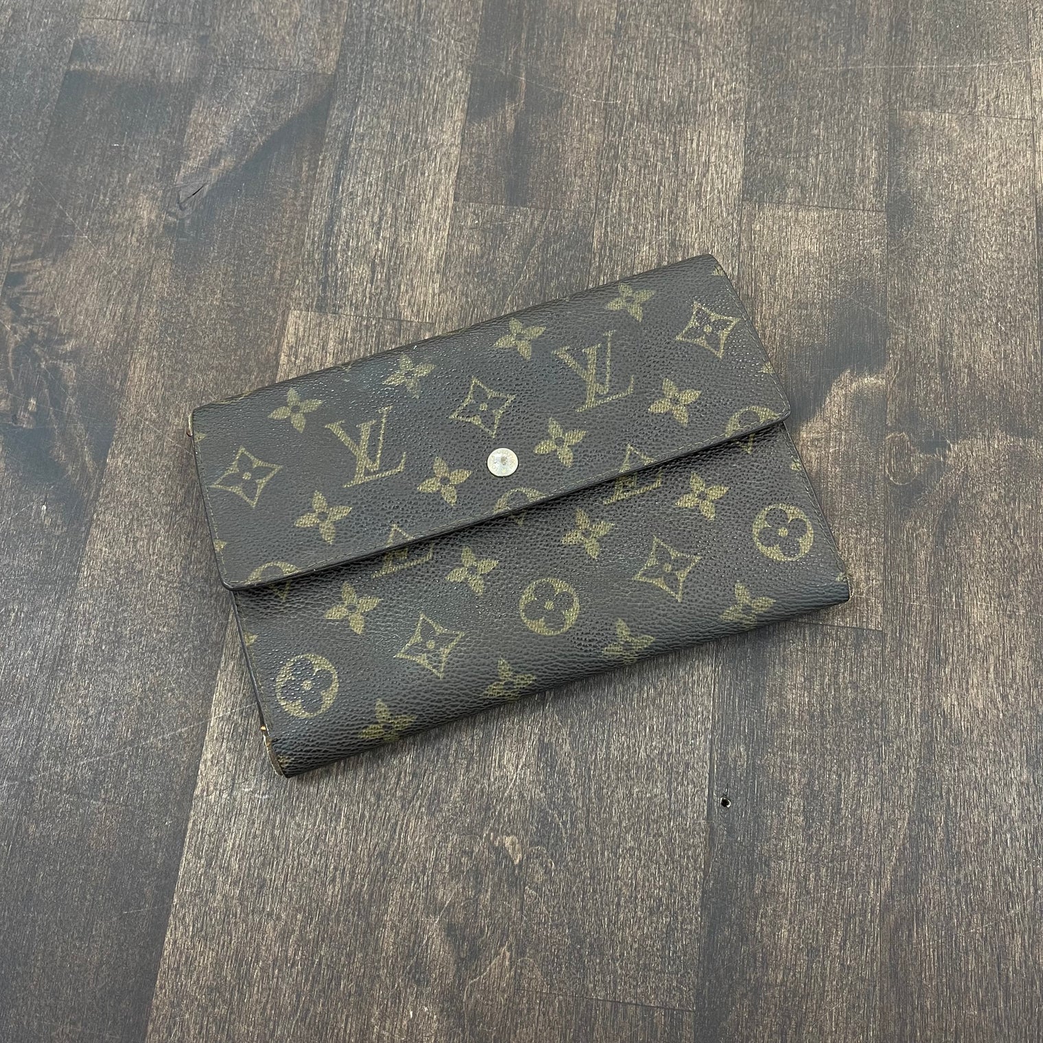 Louis Vuitton Women’s Trifold Vintage Wallet (USED)