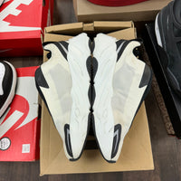 Laceless Analog Yeezy 700 MNVN (USED)