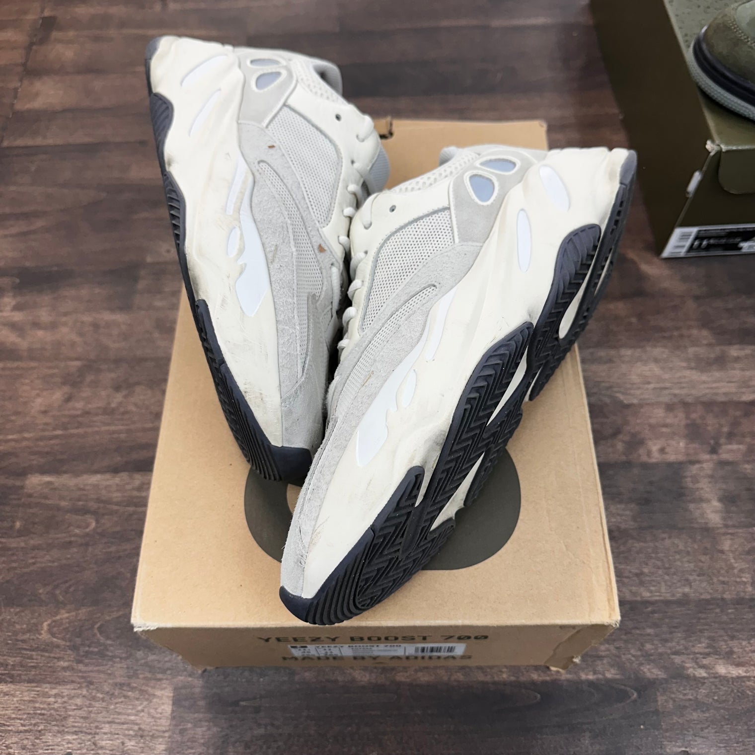 Analog Yeezy 700 (USED)