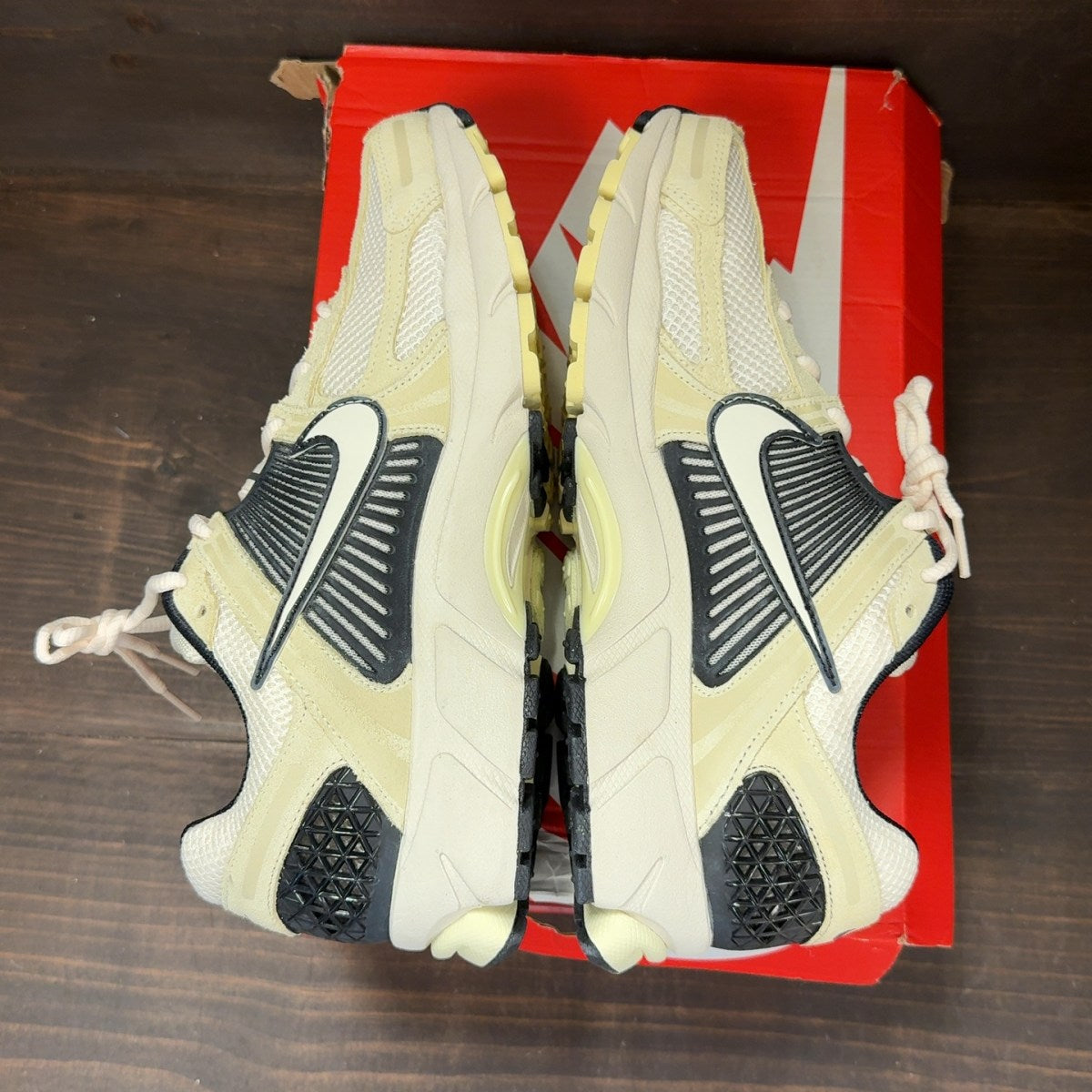Nike Zoom Vomero 5 Alabaster Black Size 8.5 (Pre-Owned)