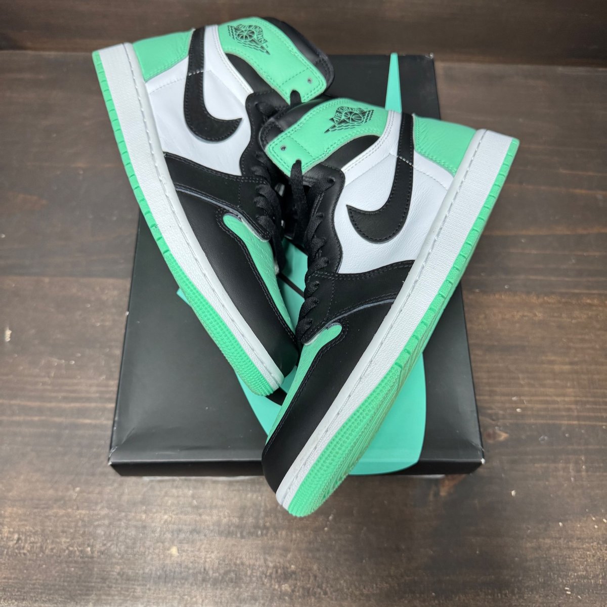 Jordan 1 Retro High OG Green Glow Size 9 (Pre-Owned) - back