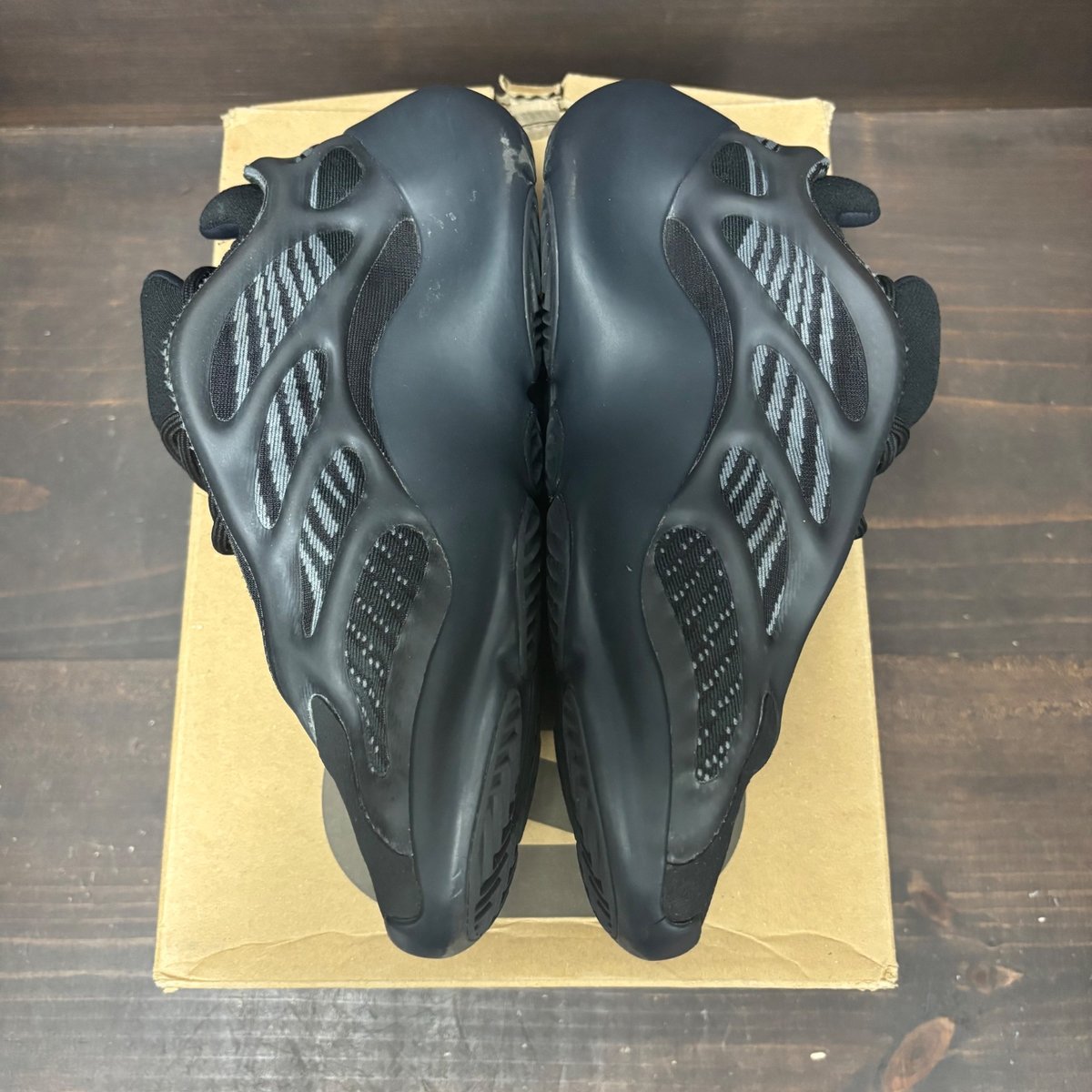 adidas Yeezy 700 V3 Alvah Size 7 (Pre-Owned) - tag