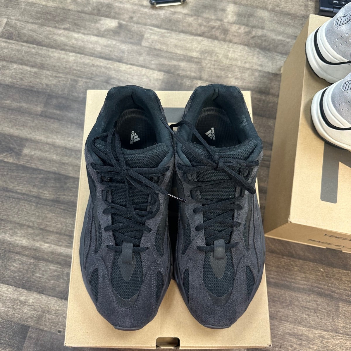 adidas Yeezy Boost 700 V2 Vanta - Image 2