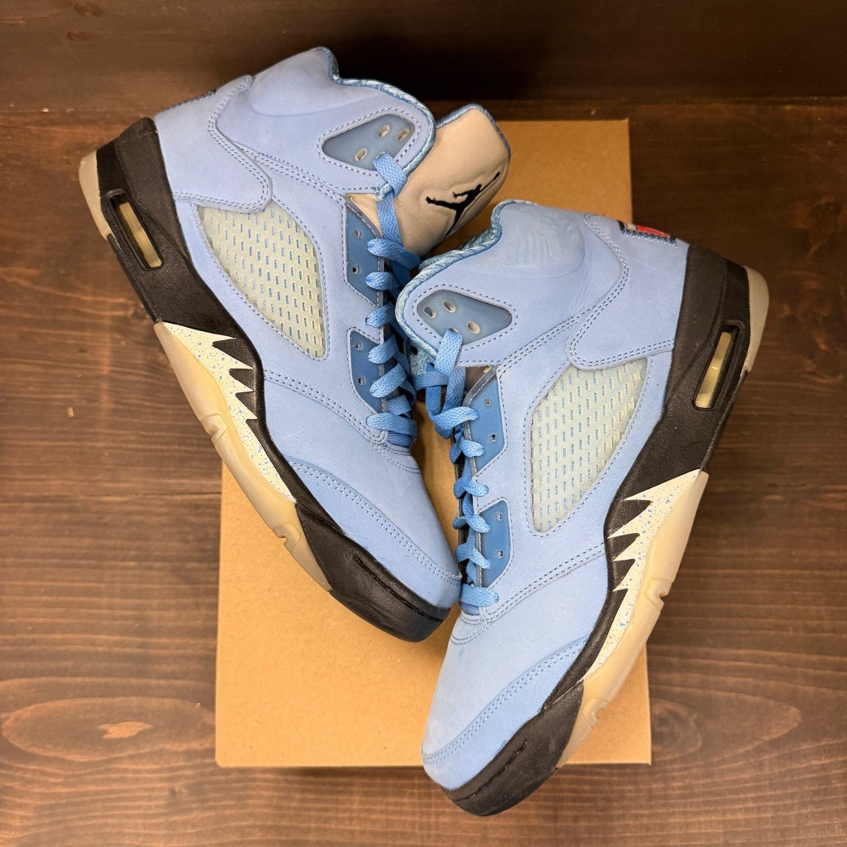 Jordan 5 Retro UNC University Blue Size 9 (Pre-Owned) - Image 2