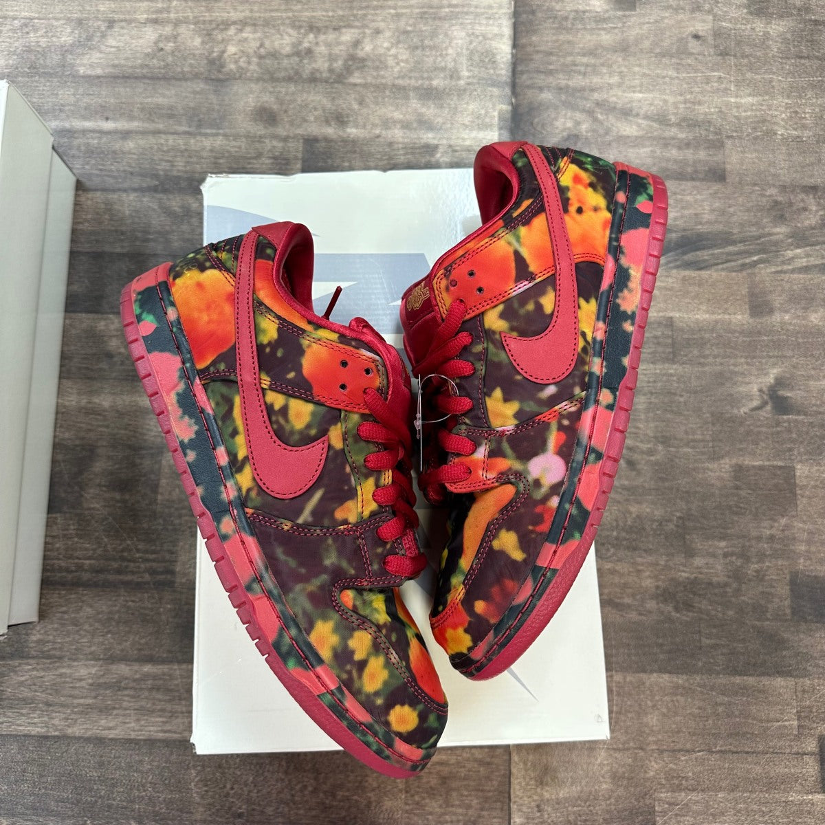 Nike SB Dunk Low The Wizard of Oz Poppy Field Size 11 (Pre-Owned) - Image 1