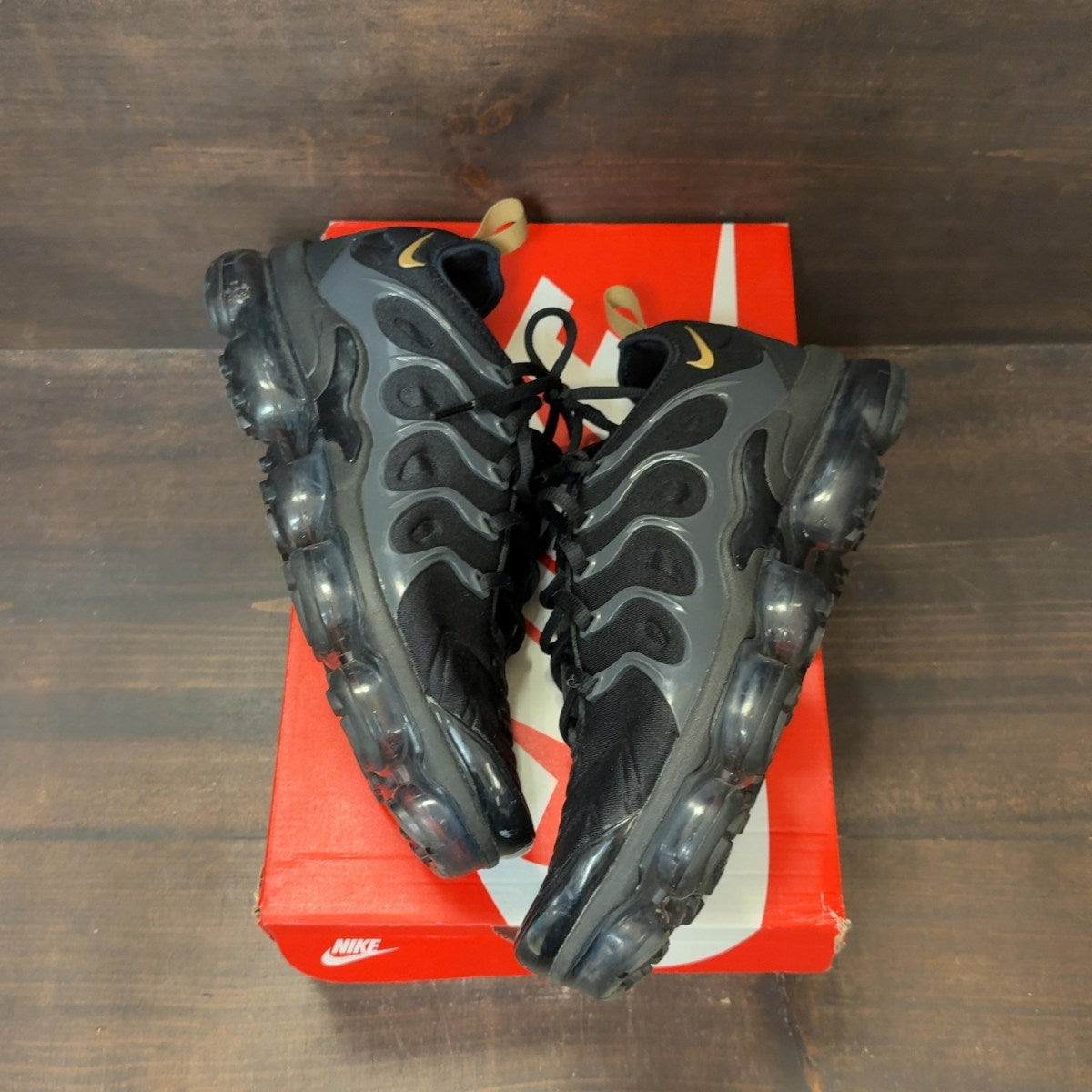 Nike Air VaporMax Plus Black Metallic Gold Anthracite - Image 2