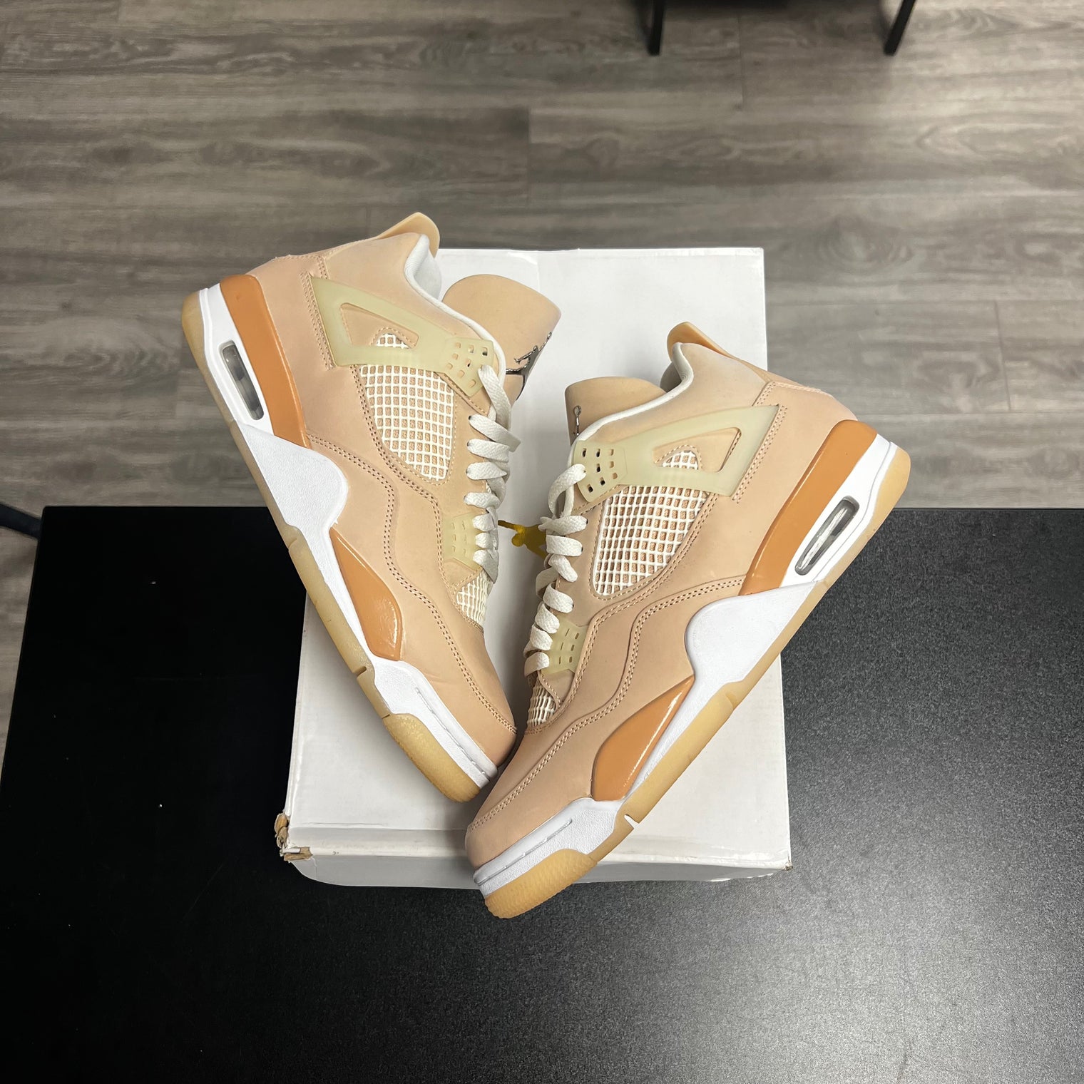 (W) Shimmer Jordan 4 (USED)