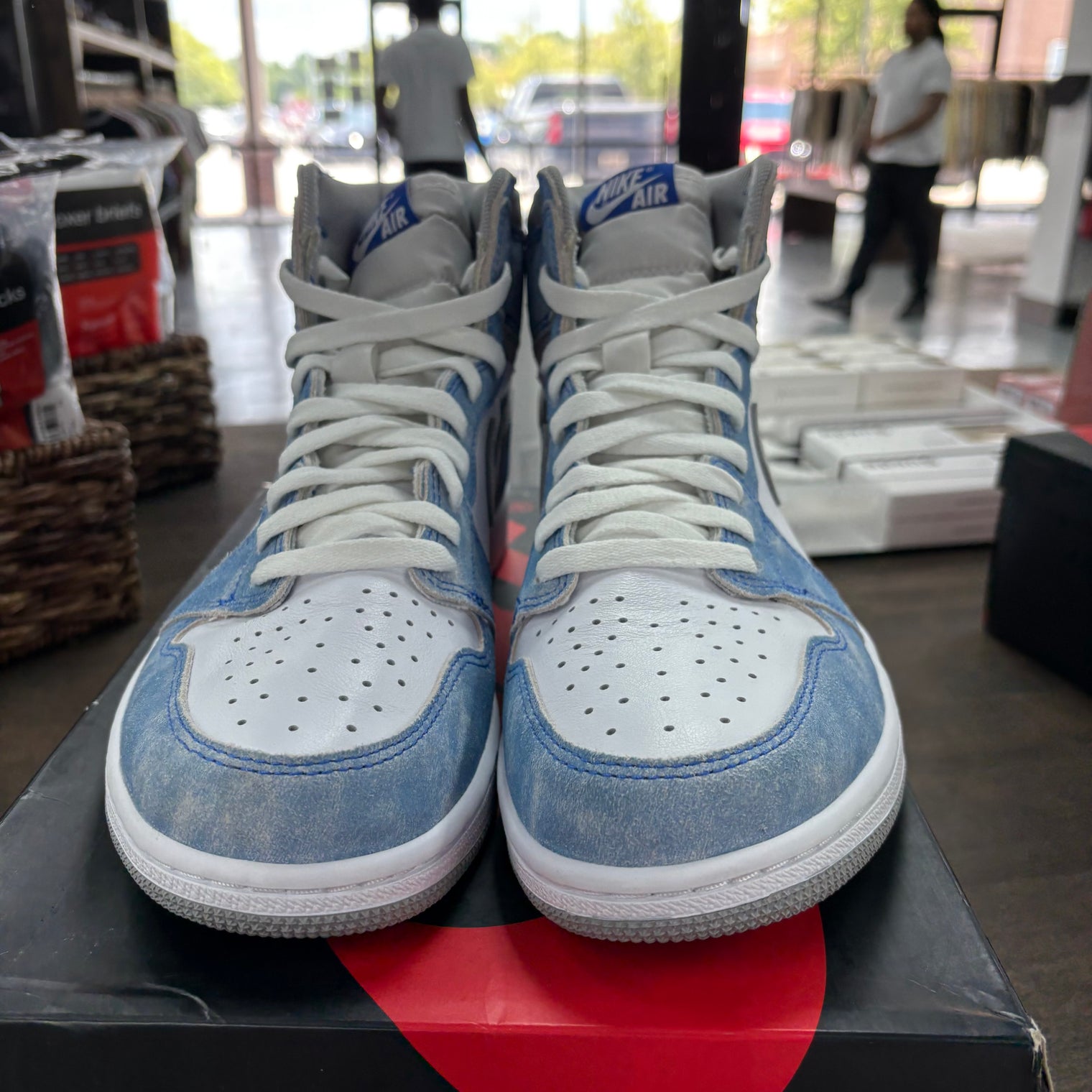 Hyper Royal Jordan 1 High (Lightly Worn)