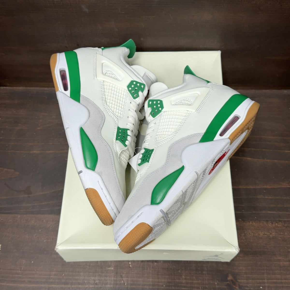 Jordan 4 Retro SB Pine Green Size 9.5 (Pre-Owned) - Image 2