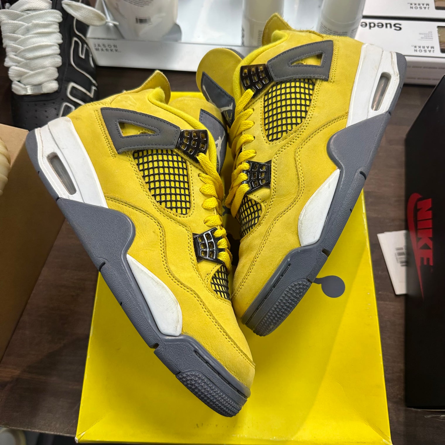 Lightning Jordan 4 (USED)