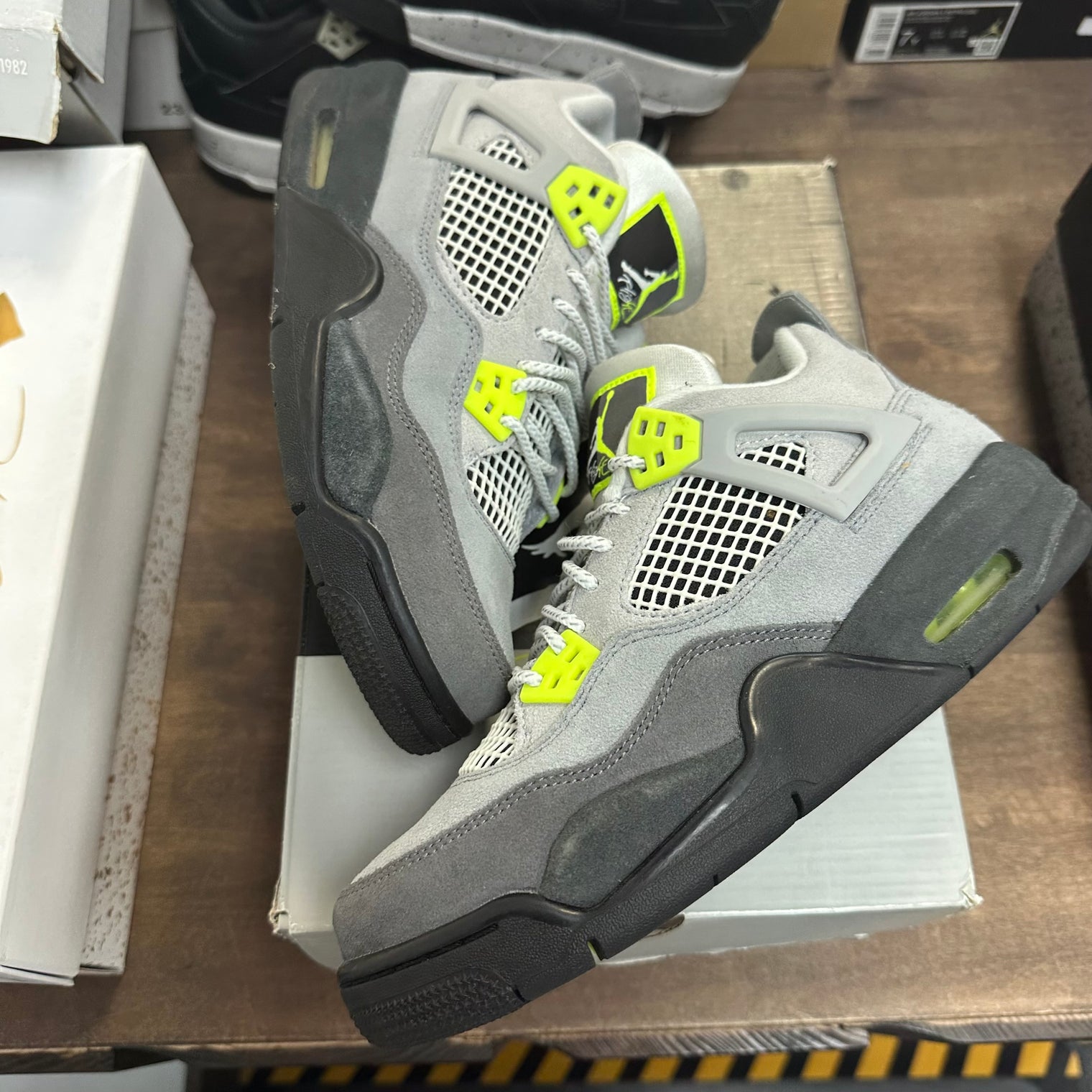 (GS) Neon 95 Jordan 4 (USED)