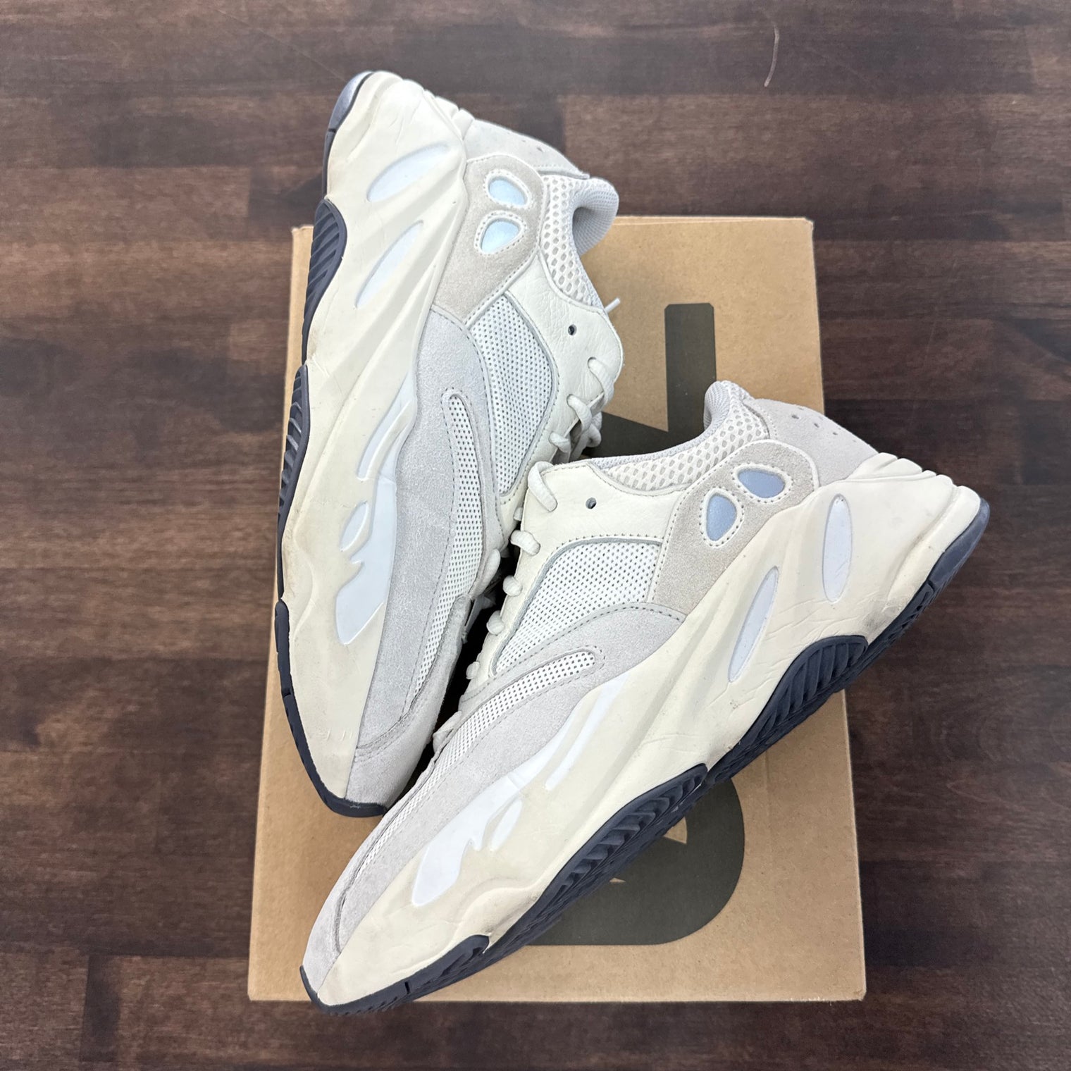 Analog Yeezy 700 (USED)