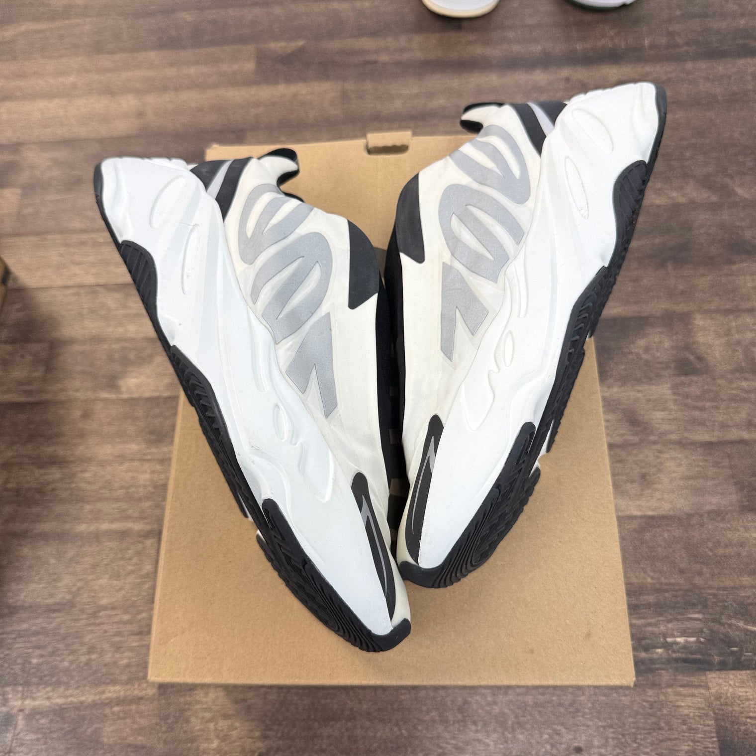 Laceless Analog Yeezy 700 MNVN (USED)