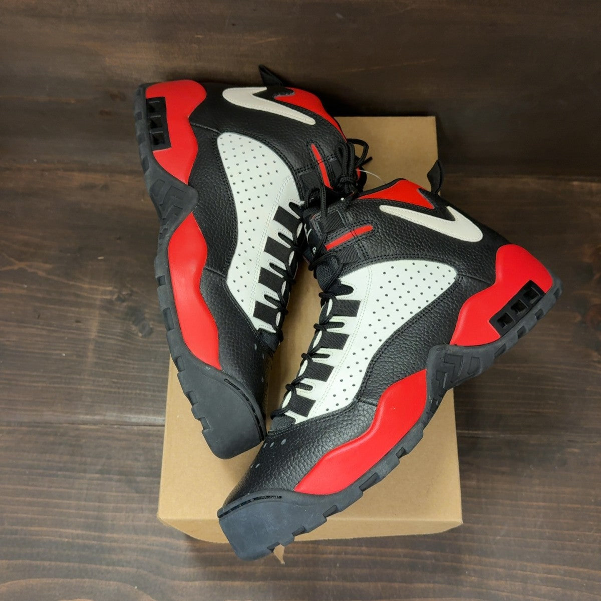 Nike Air Darwin Bulls Size 11 (Pre-Owned) - Image 2