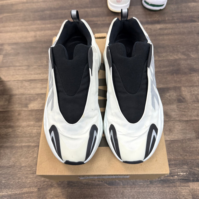 Laceless Analog Yeezy 700 MNVN (USED)