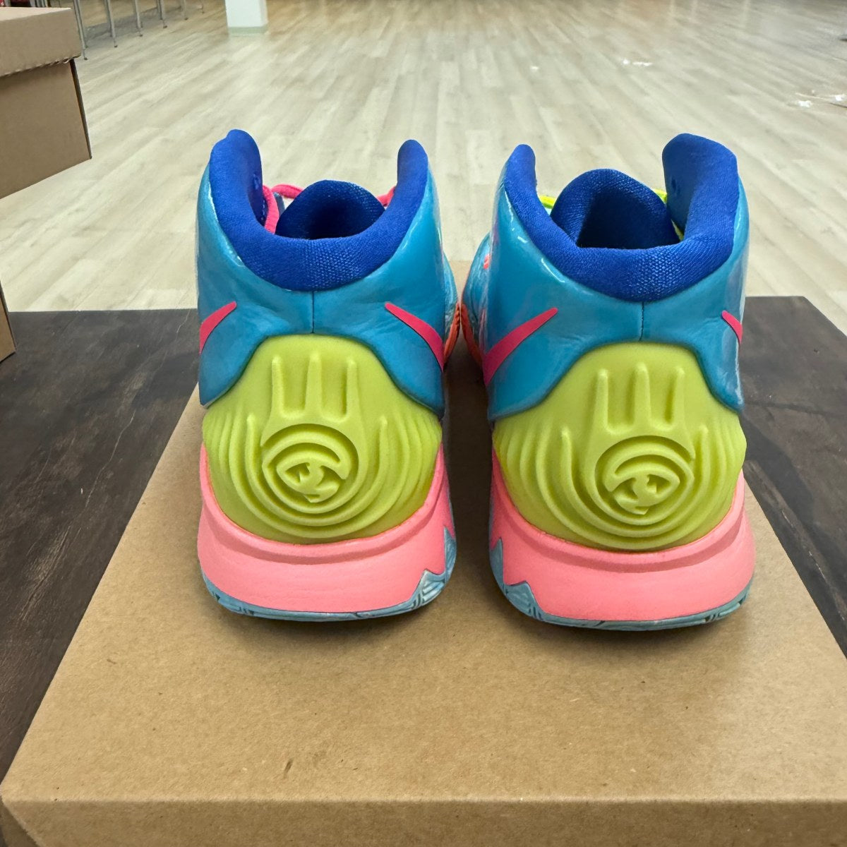 Nike Kyrie 6 Pool (GS) Size 6Y (Pre-Owned) - Image 4