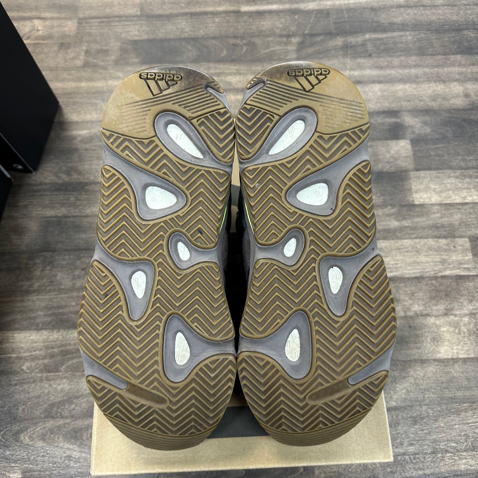 Mauve Yeezy 700 (USED)