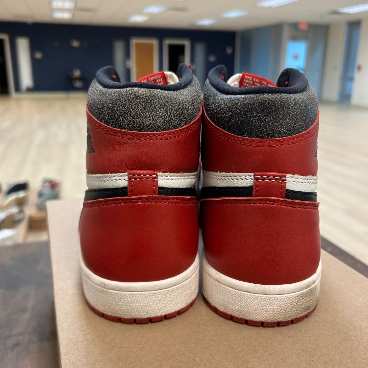 Jordan 1 Retro High OG Chicago Lost and Found Size 10 (Pre-Owned) - Image 4