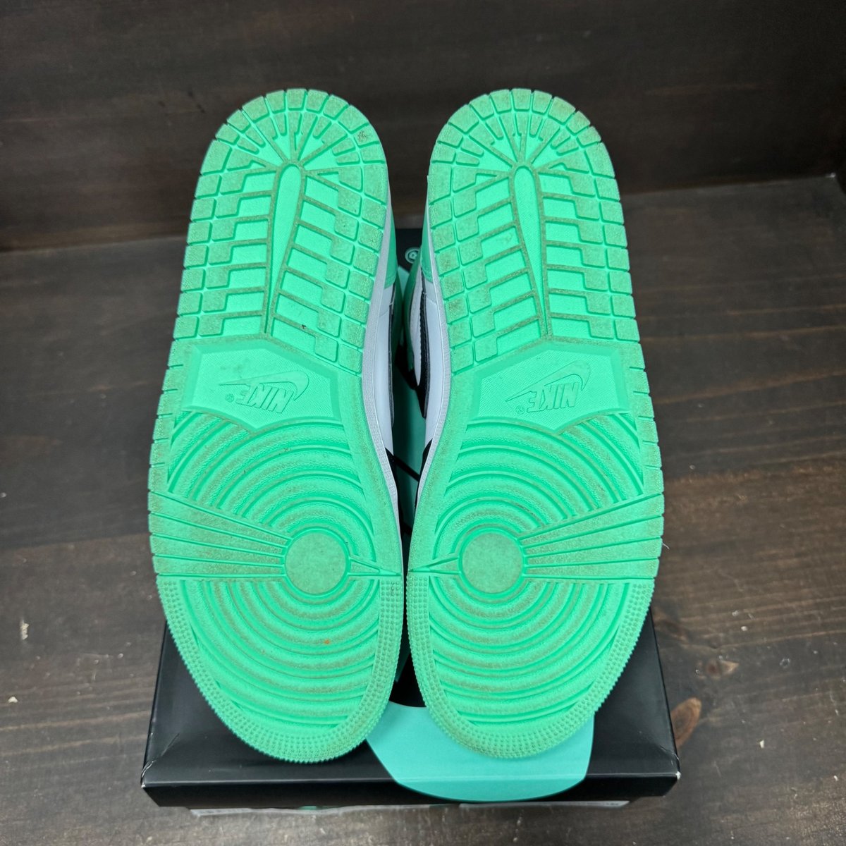 Jordan 1 Retro High OG Green Glow Size 9 (Pre-Owned) - box
