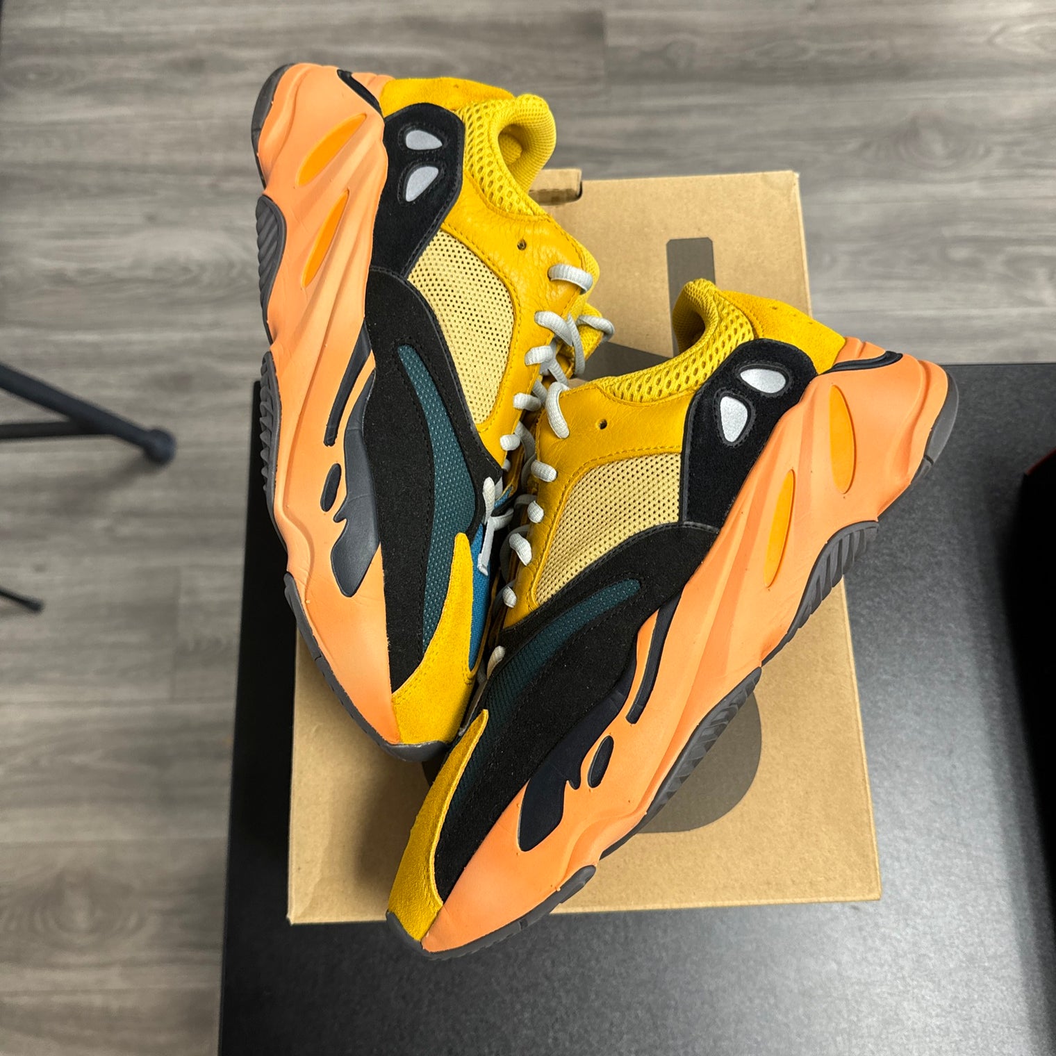 Sun Yeezy 700 (USED)