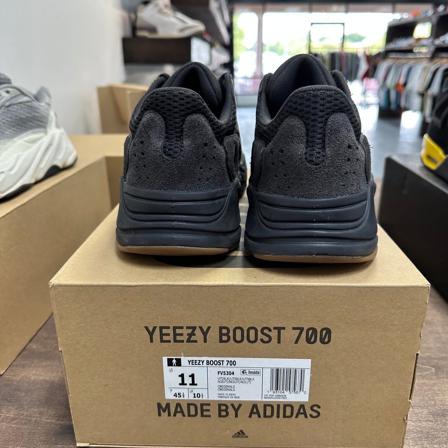Utility Black Yeezy 700 (USED)