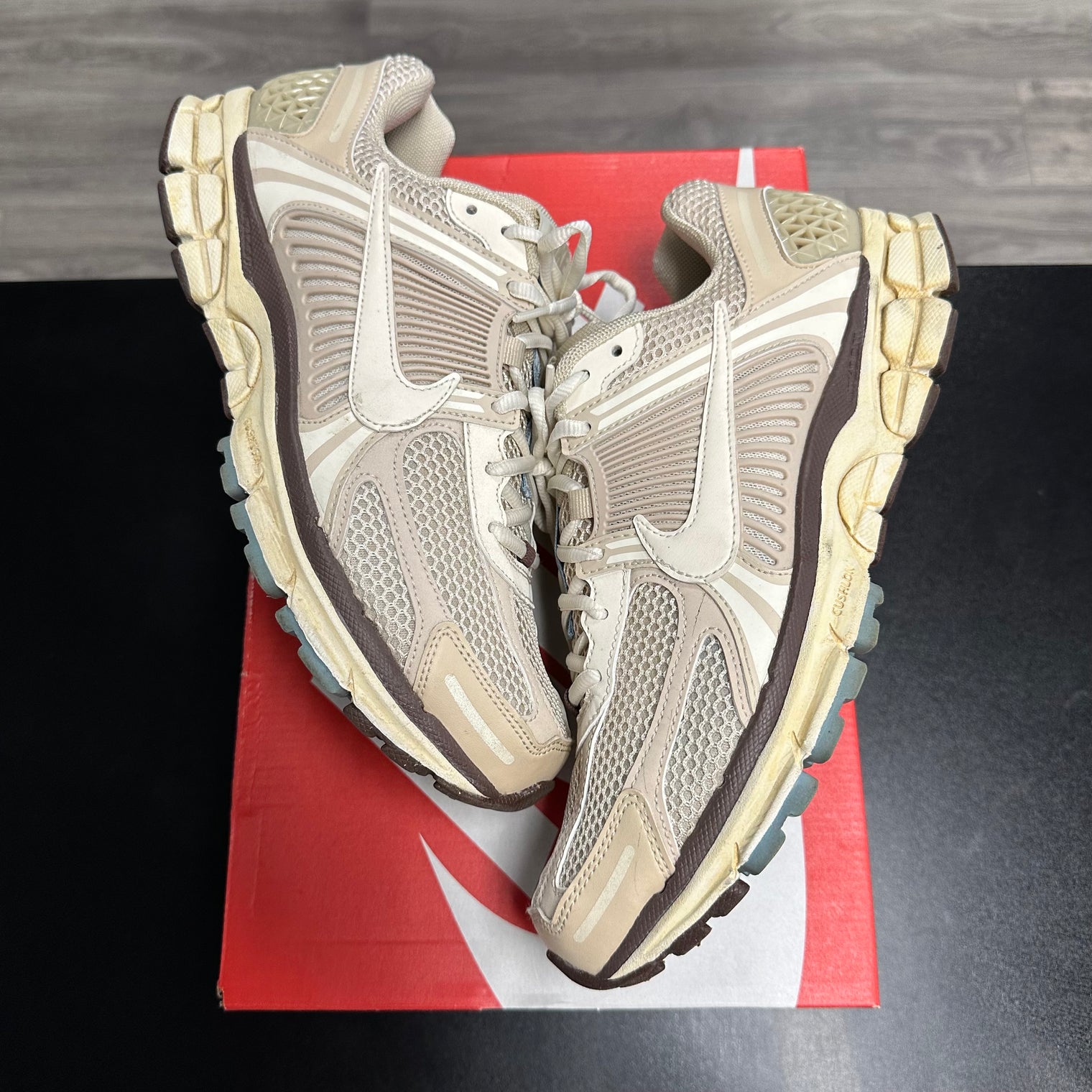(W) Oatmeal Nike Zoom Vomero 5 (USED)