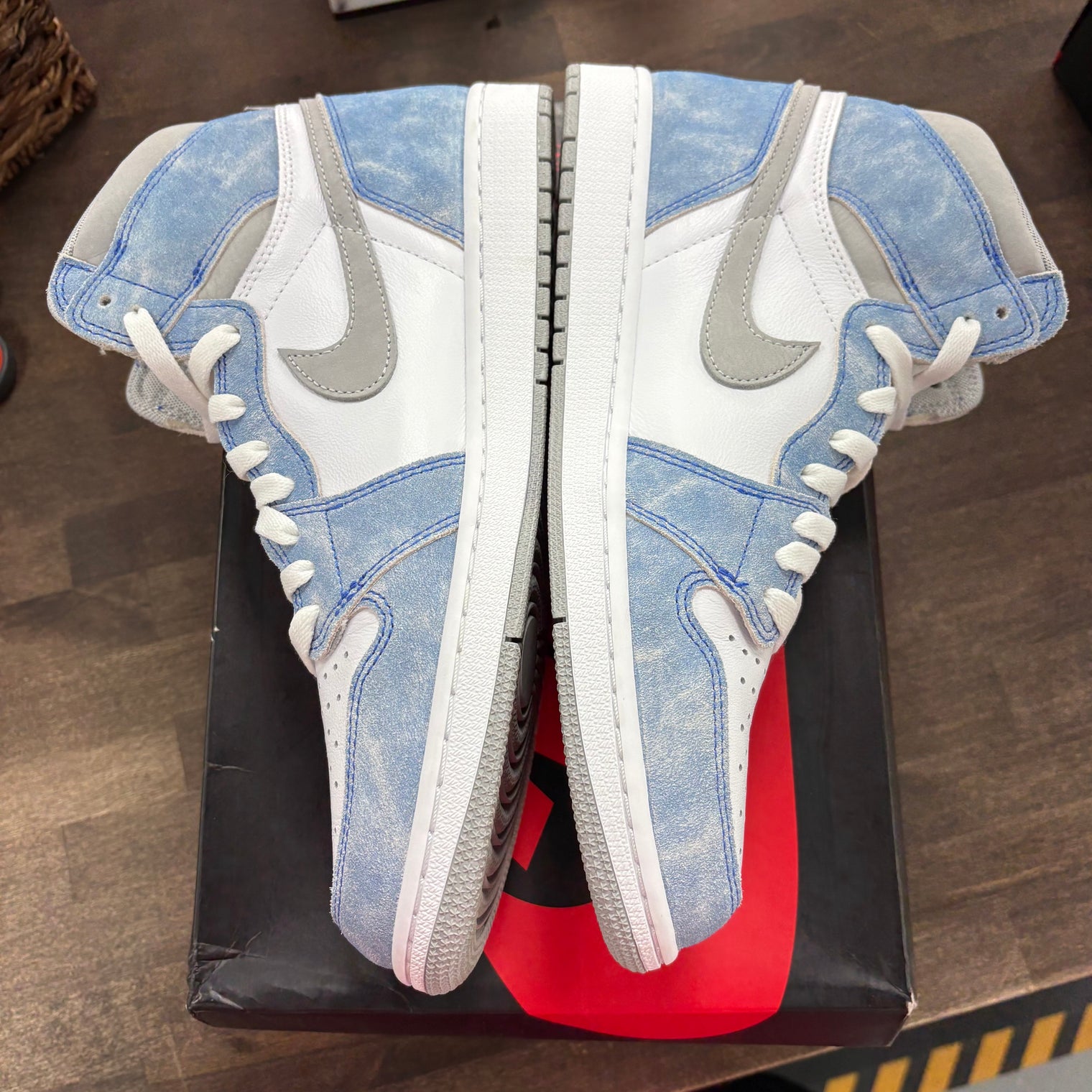 Hyper Royal Jordan 1 High (Lightly Worn)