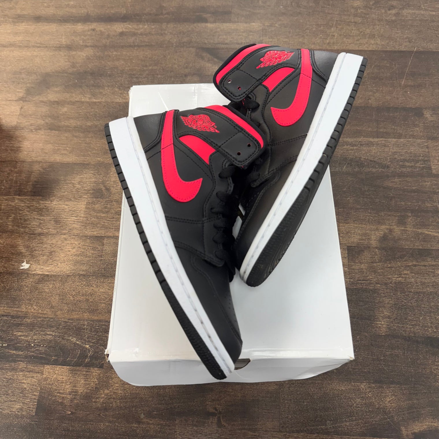 Jordan 1 Mid Black Siren Red (W) (USED)