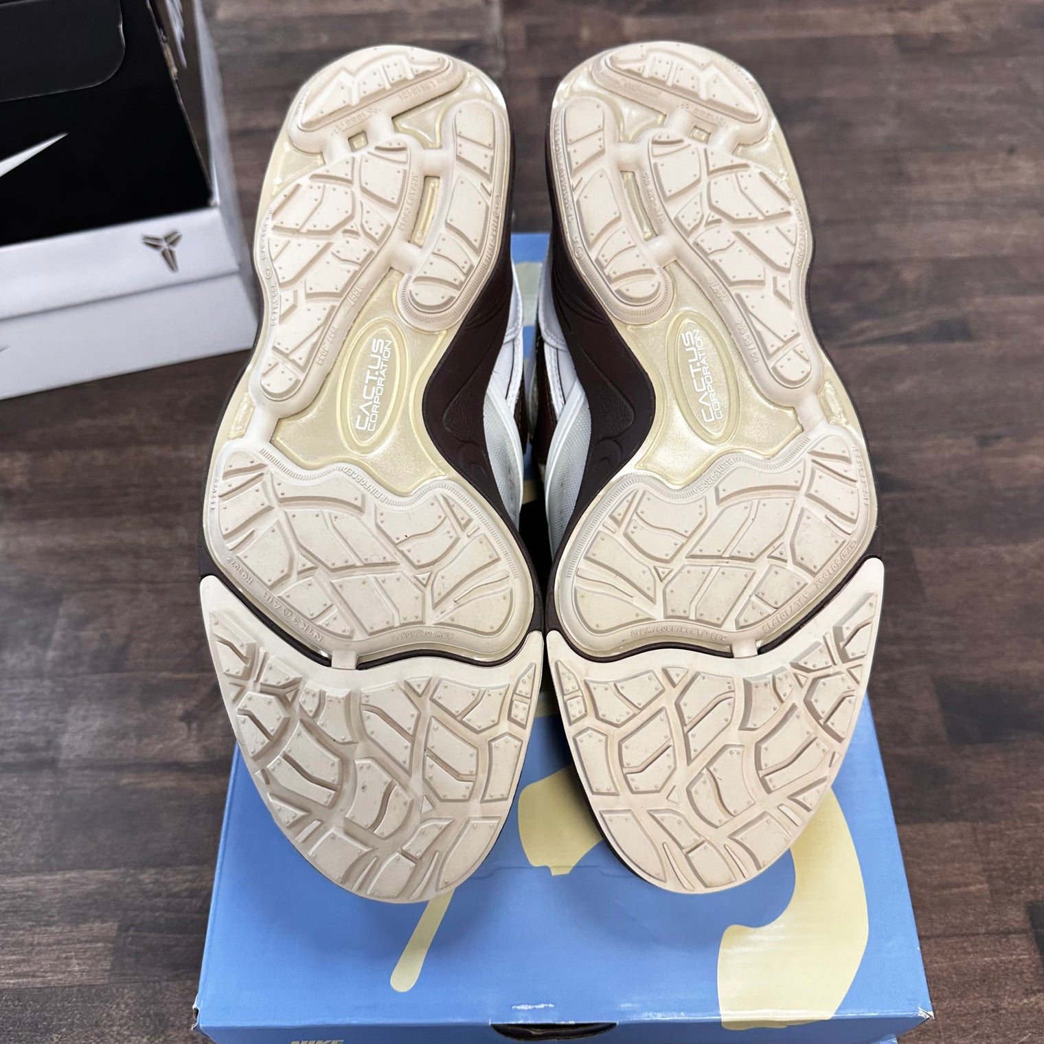 Field Jaxx Chocolate Travis Scott (Lightly Worn)