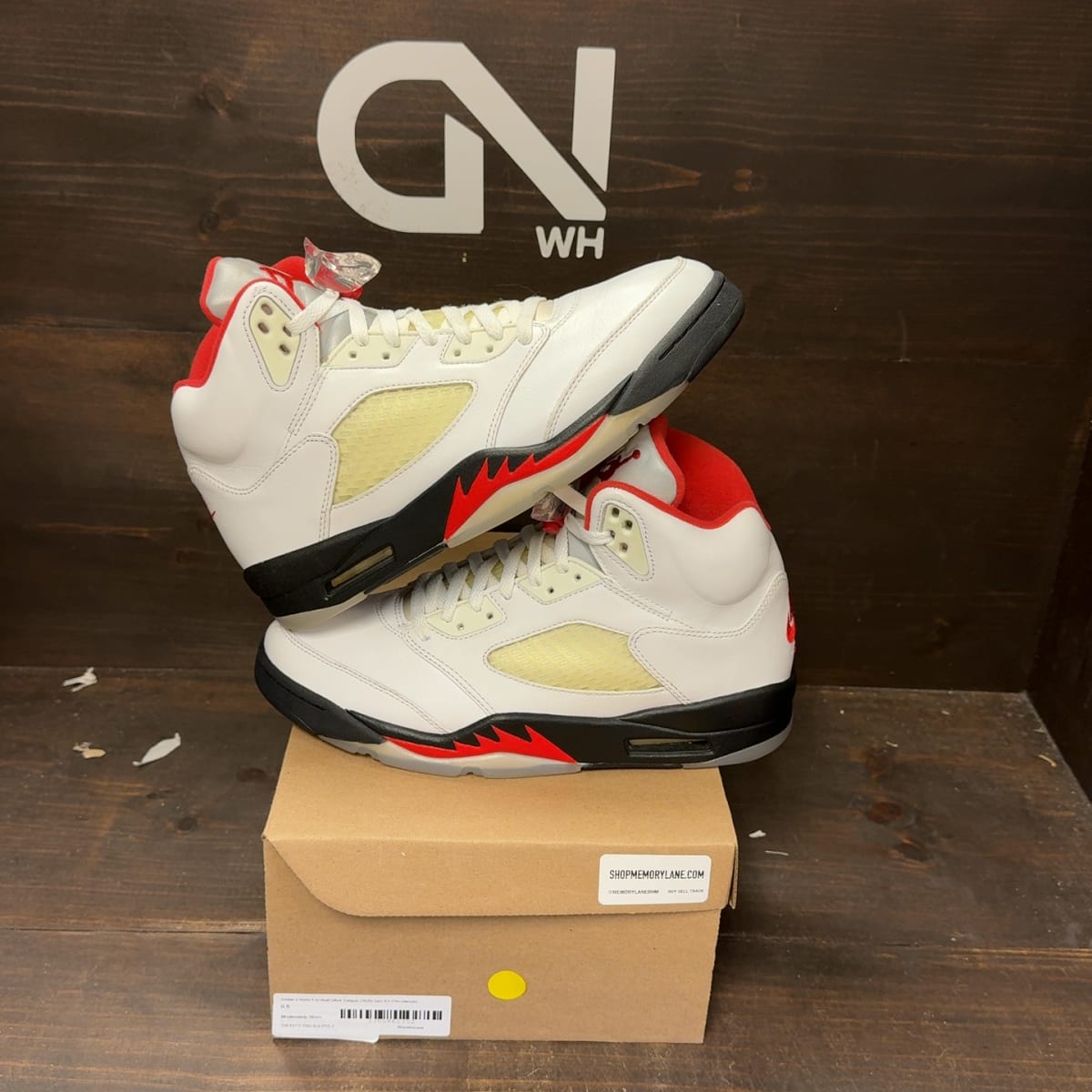 Jordan 5 Retro Fire Red Silver Tongue (2020) Size 9.5 (Pre-Owned) - front