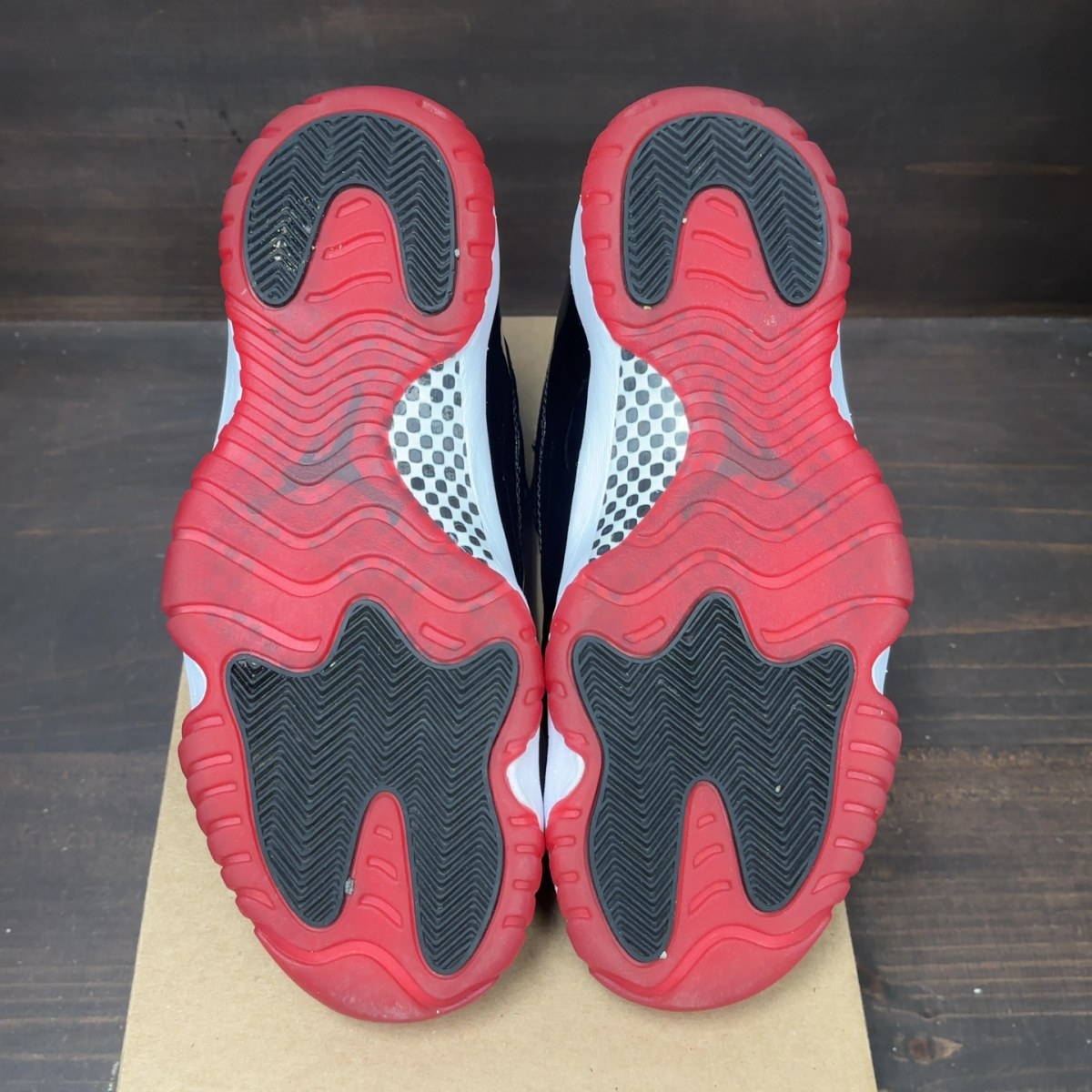 Jordan 11 Retro Playoffs Bred (2019) Size 9 (Pre-Owned) - Image 6