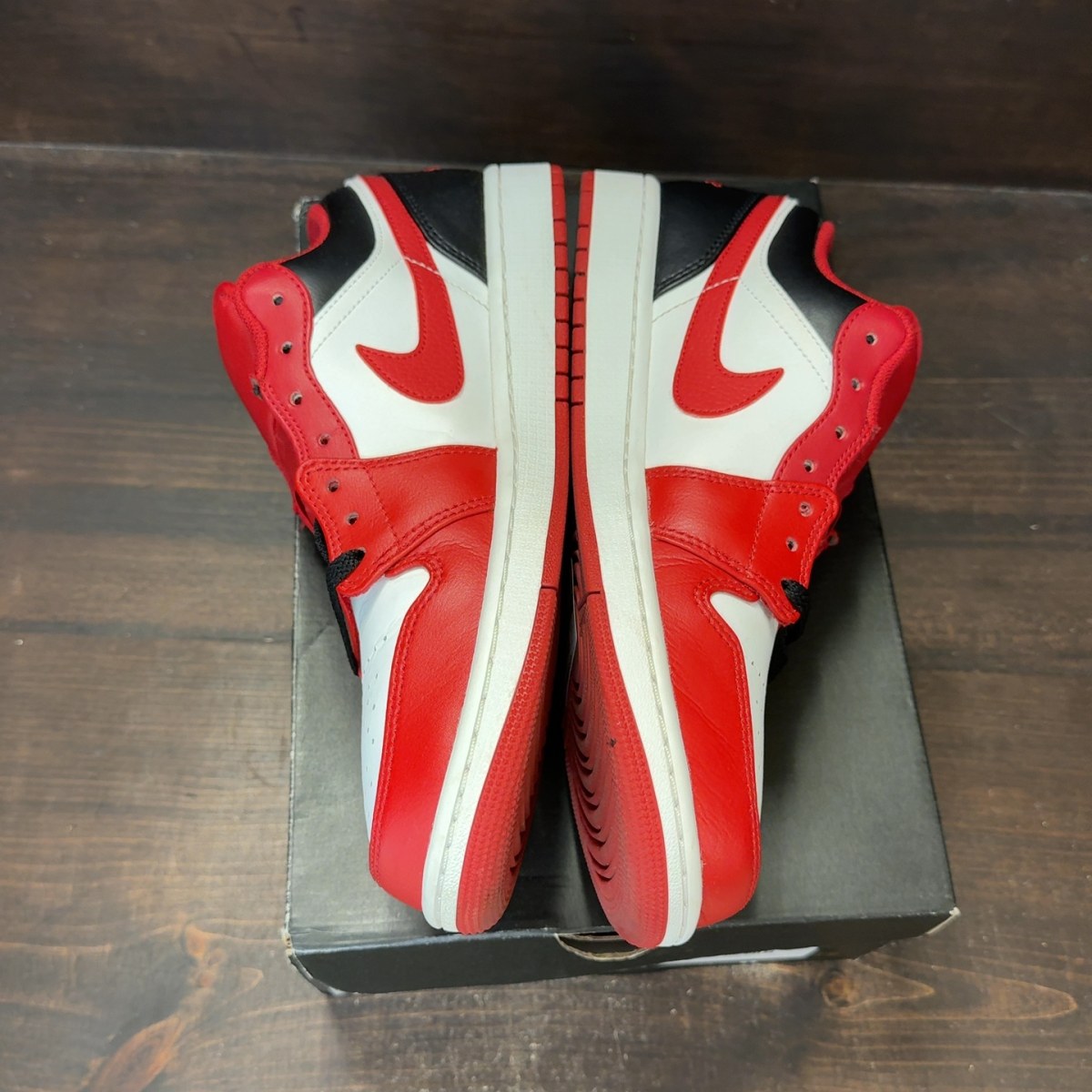 Jordan 1 Low Bulls - Image 4