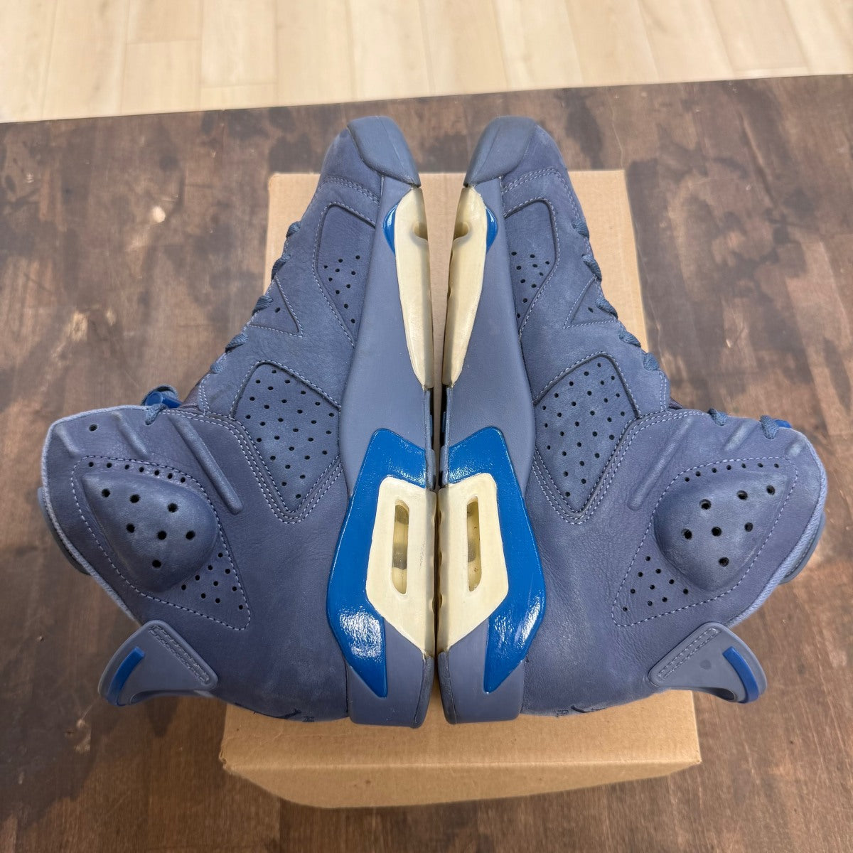 Jordan 6 Retro Diffused Blue Size 10.5 (Pre-Owned) - Image 4