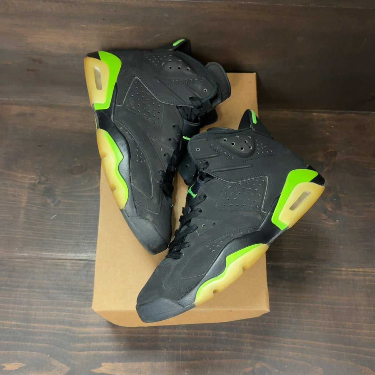 Jordan 6 Retro Electric Green Size 9 (Pre-Owned) - Image 2