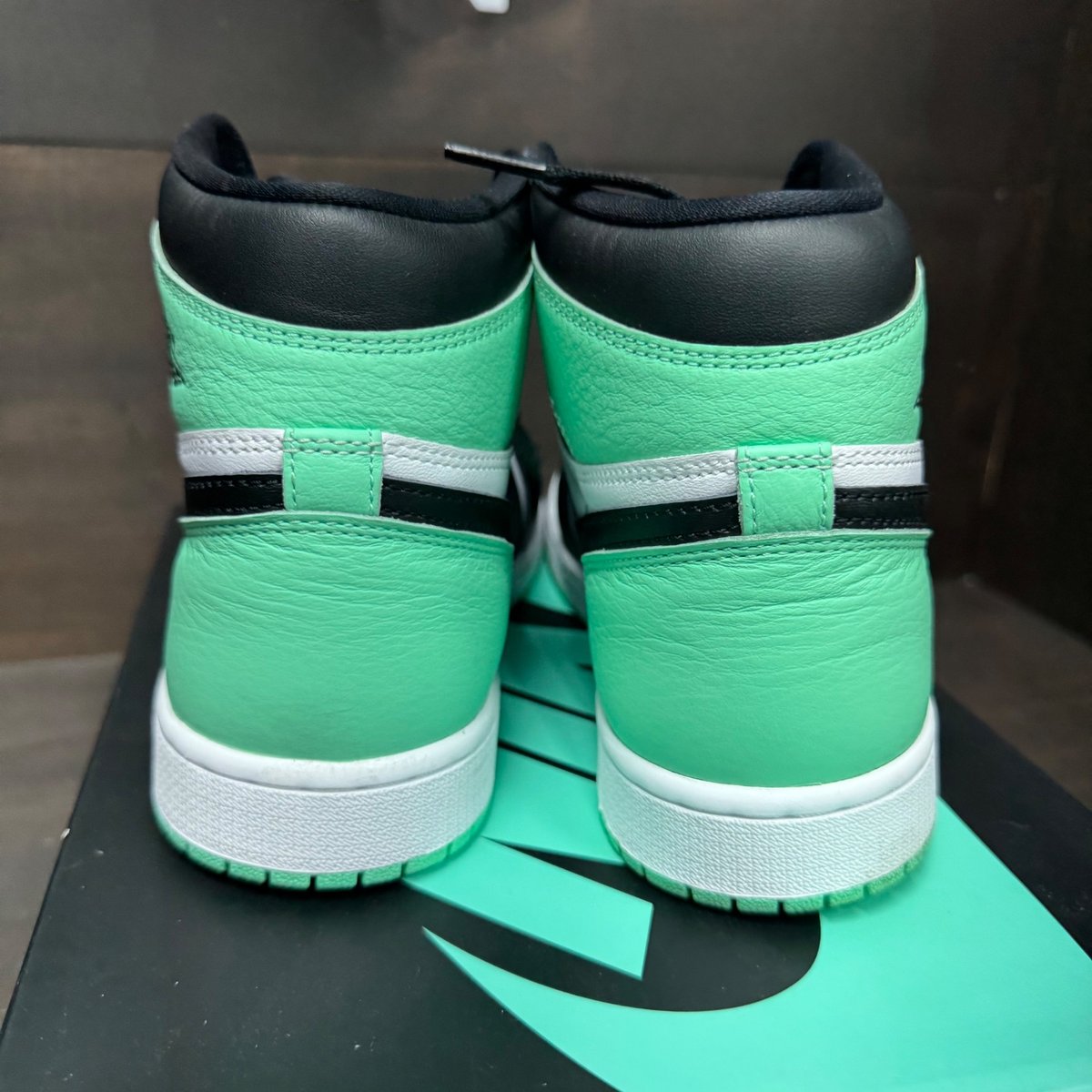 Jordan 1 Retro High OG Green Glow Size 9 (Pre-Owned) - sole