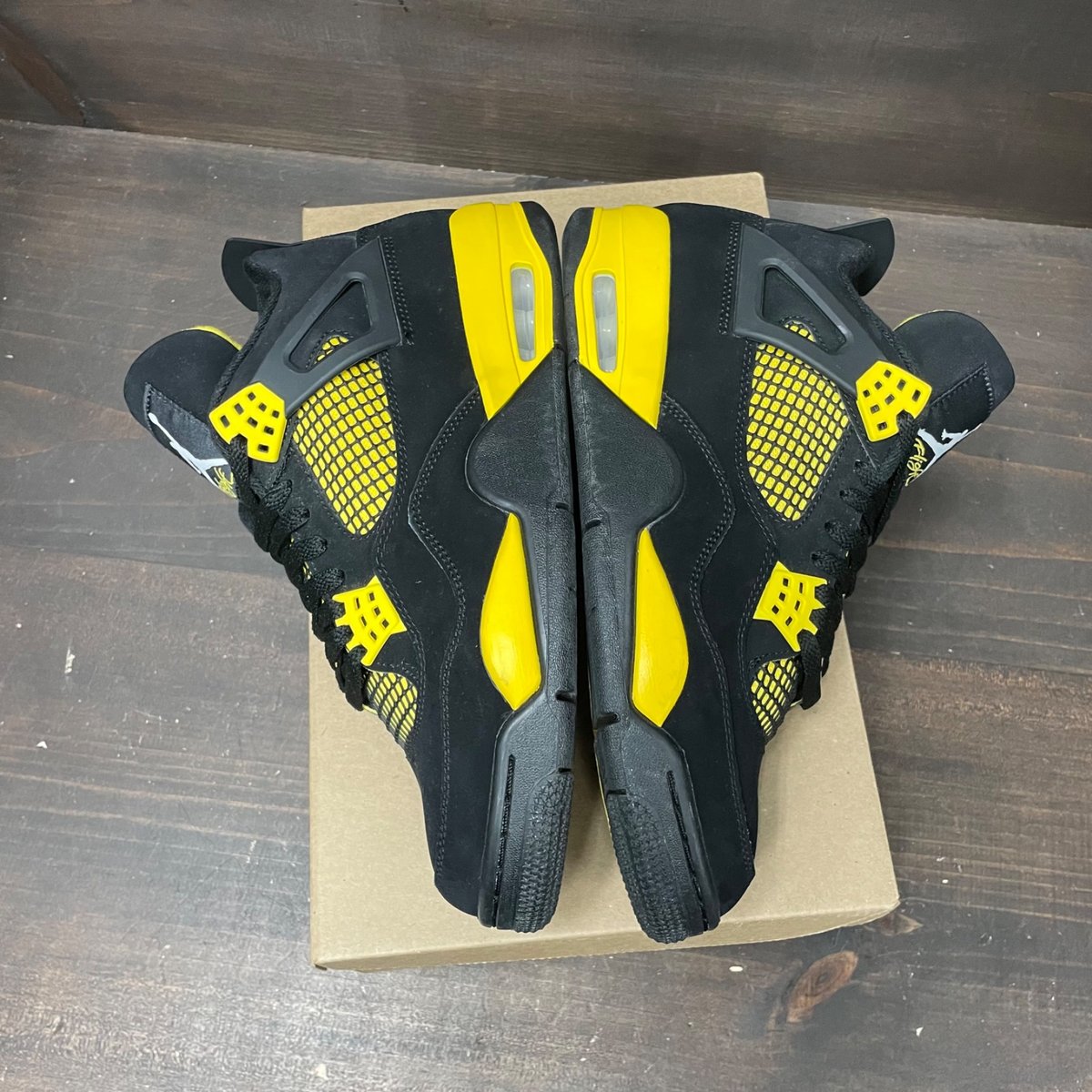 Jordan 4 Retro Thunder (2023) Size 10 (Pre-Owned) - sole