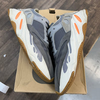 Magnet Yeezy 700 (USED)