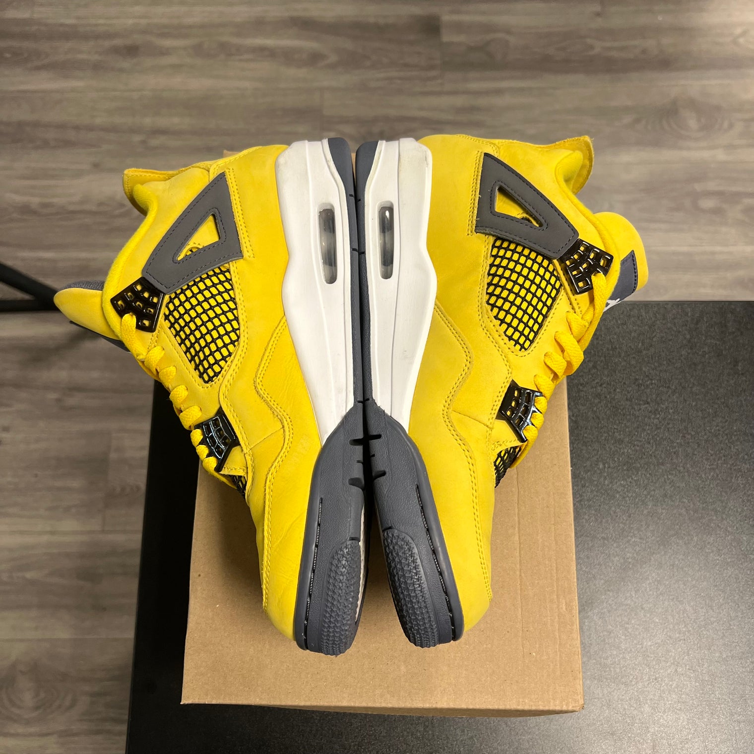 Lighting Jordan 4 Retro (USED, no box)