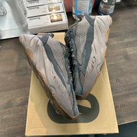Mauve Yeezy 700 V2 (USED)