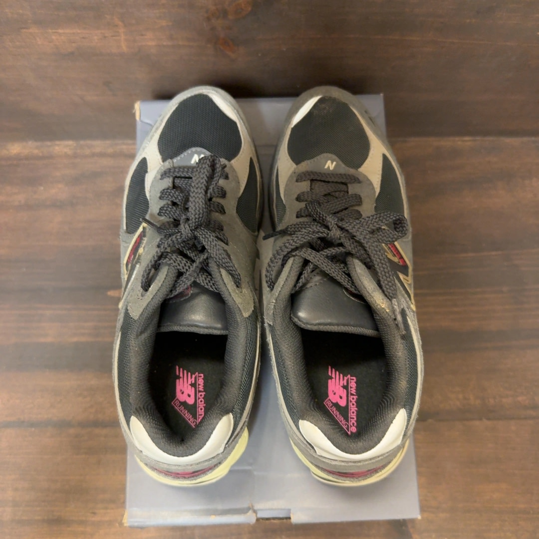 New Balance 2002R Black Grey Size 7 (Pre-Owned)