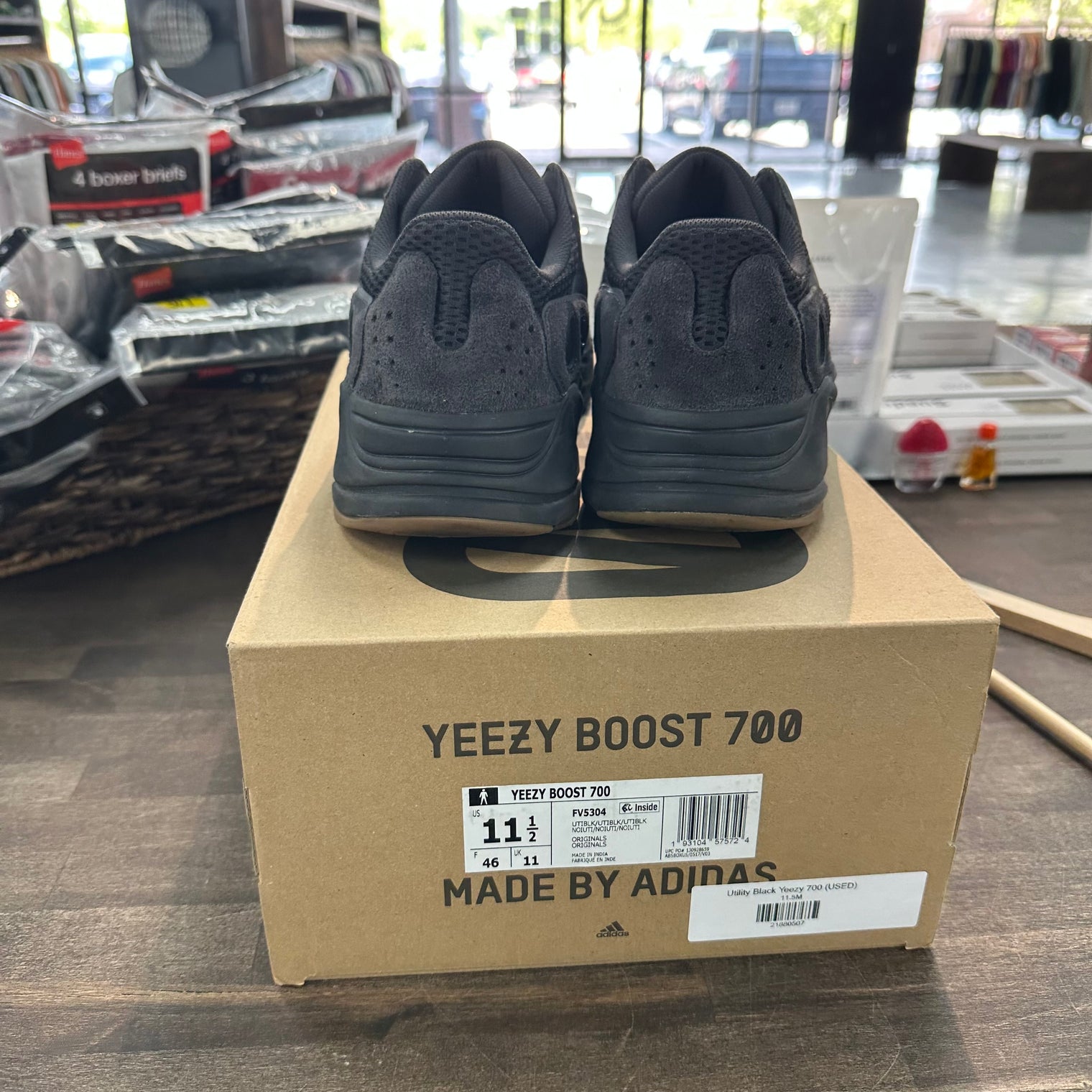 Utility Black Yeezy 700 (USED)