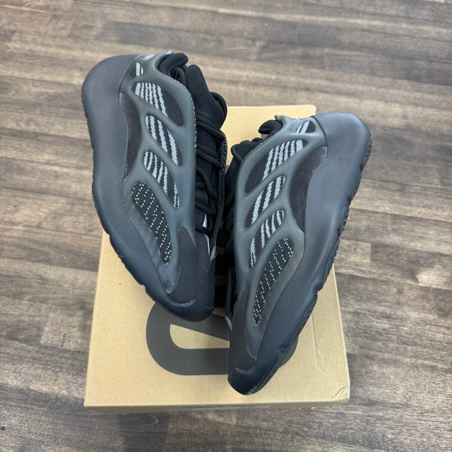Dark Glow Yeezy 700 V3 (USED)