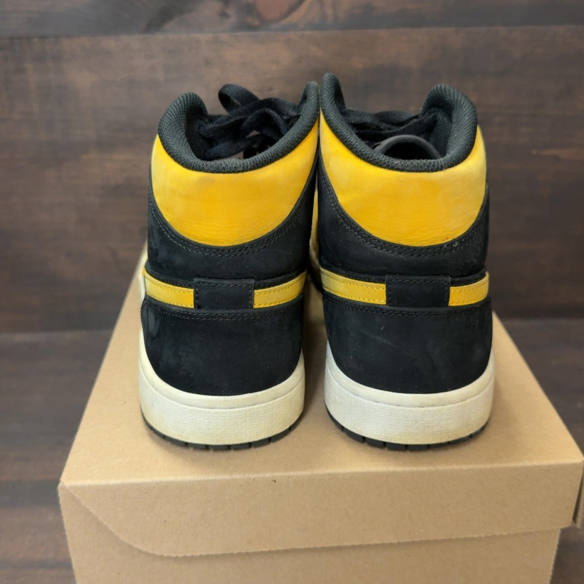Jordan 1 Mid Reverse New Love Size 9 (Pre-Owned) - Image 4