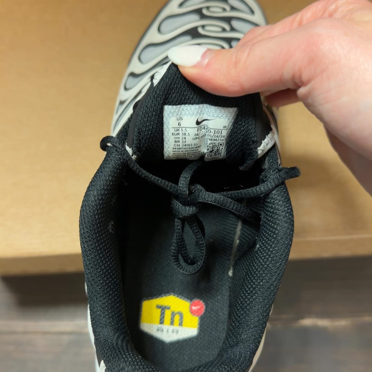 Nike Air Max Plus Drift White Black Metallic Silver Size 6 (Pre-Owned) - aux
