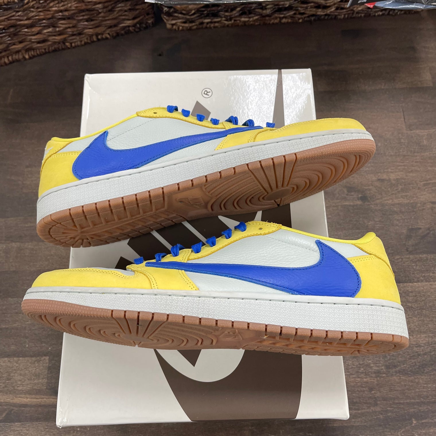 Travis Scott Canary Jordan 1 Low (W)