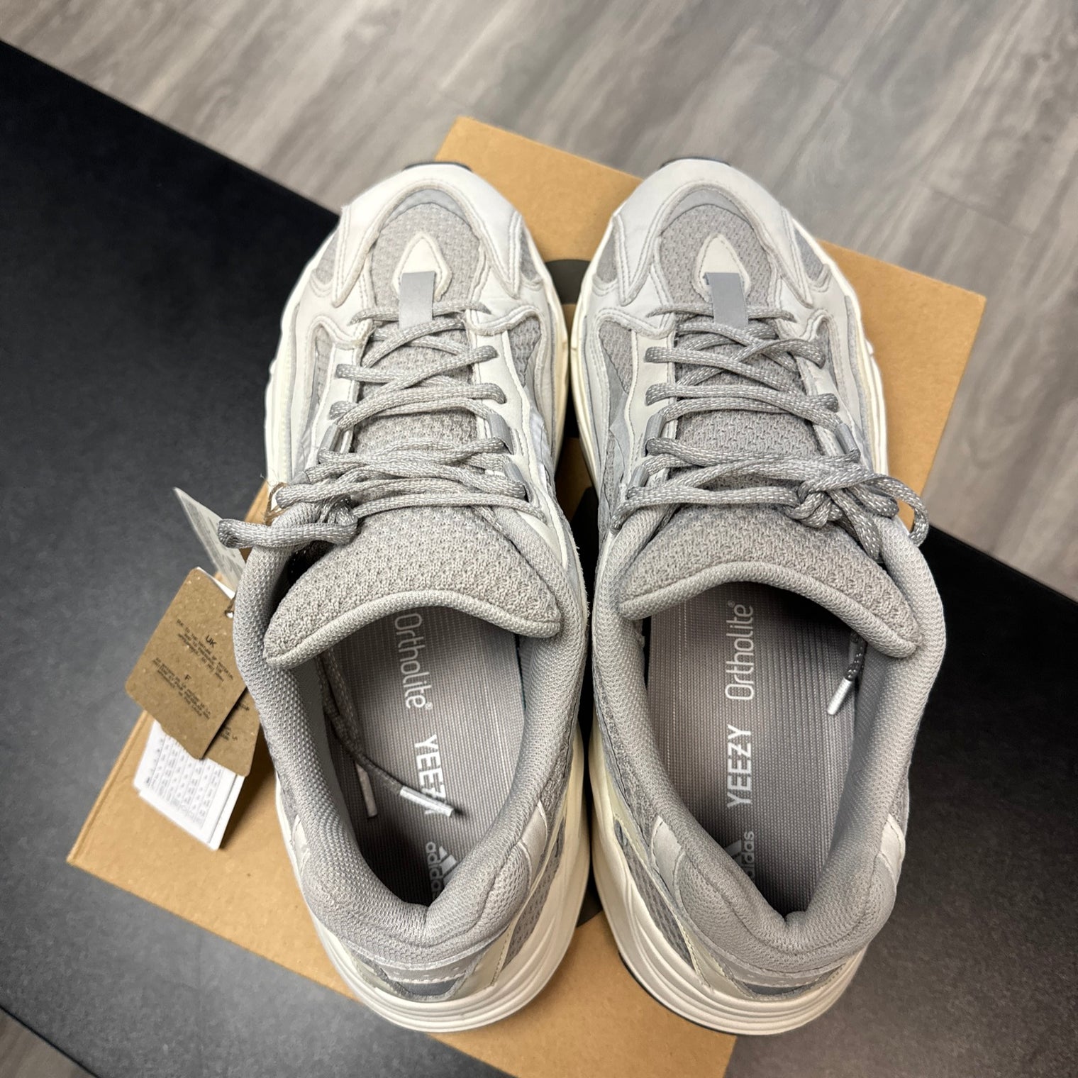 Static Yeezy 700 (Like New, replacement box)