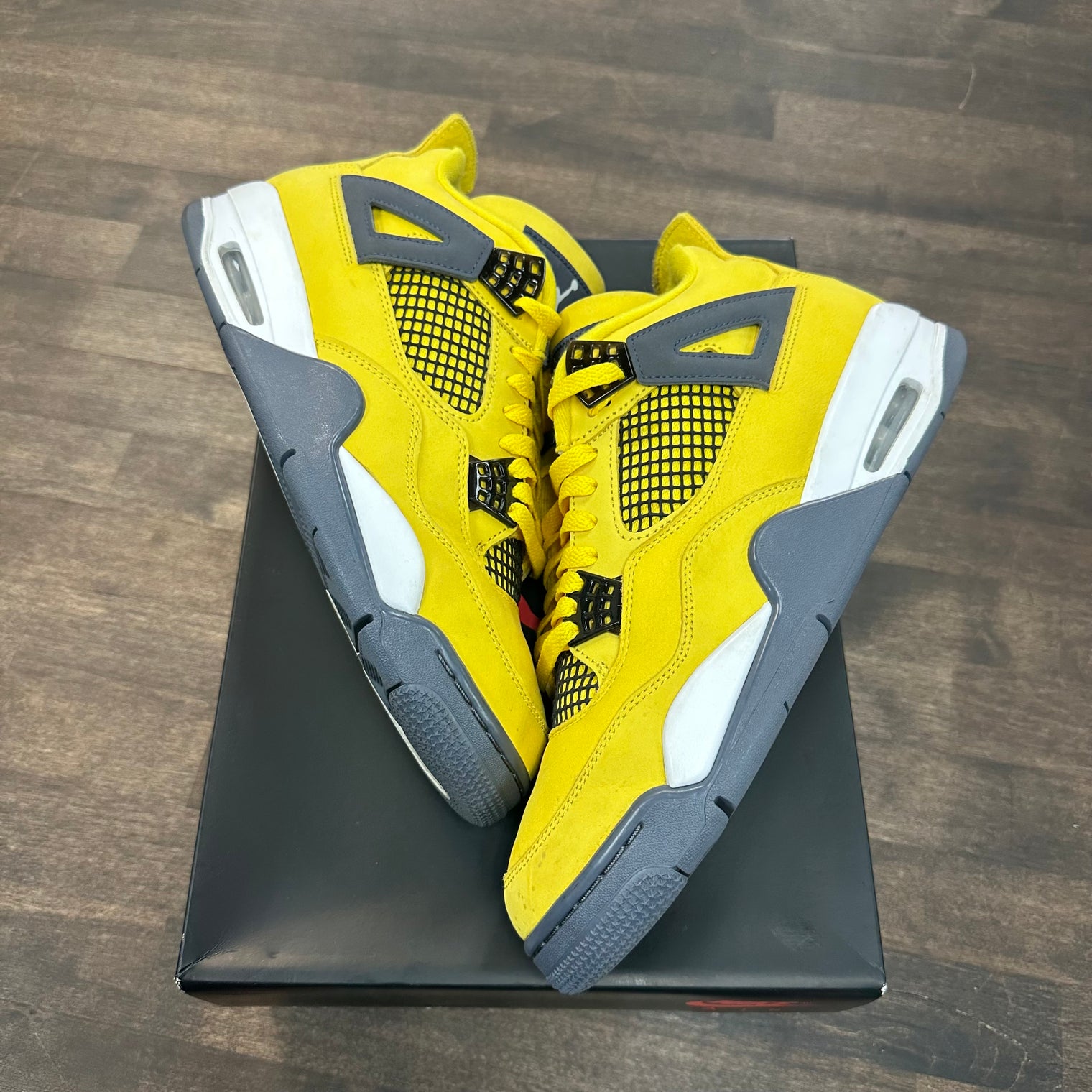 Lightning Jordan 4 (USED, Replacment box)